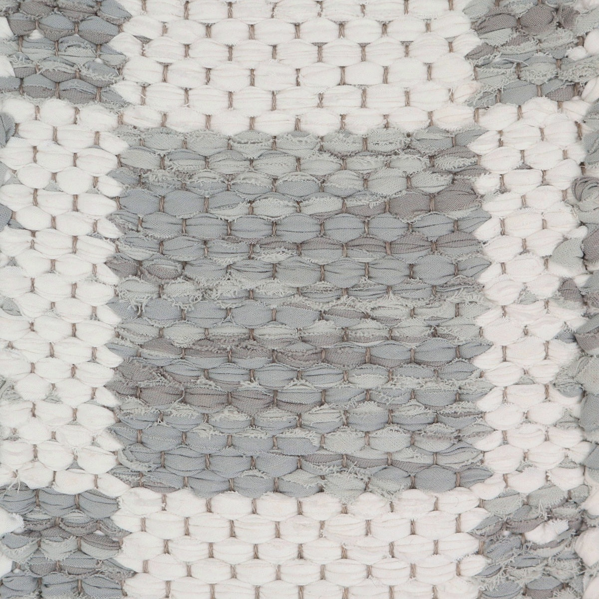 <p>Double Weave Chequered, 1 sq - white 101, 2 sq - grey mix 124, 150, 127, on the natural yarn</p>