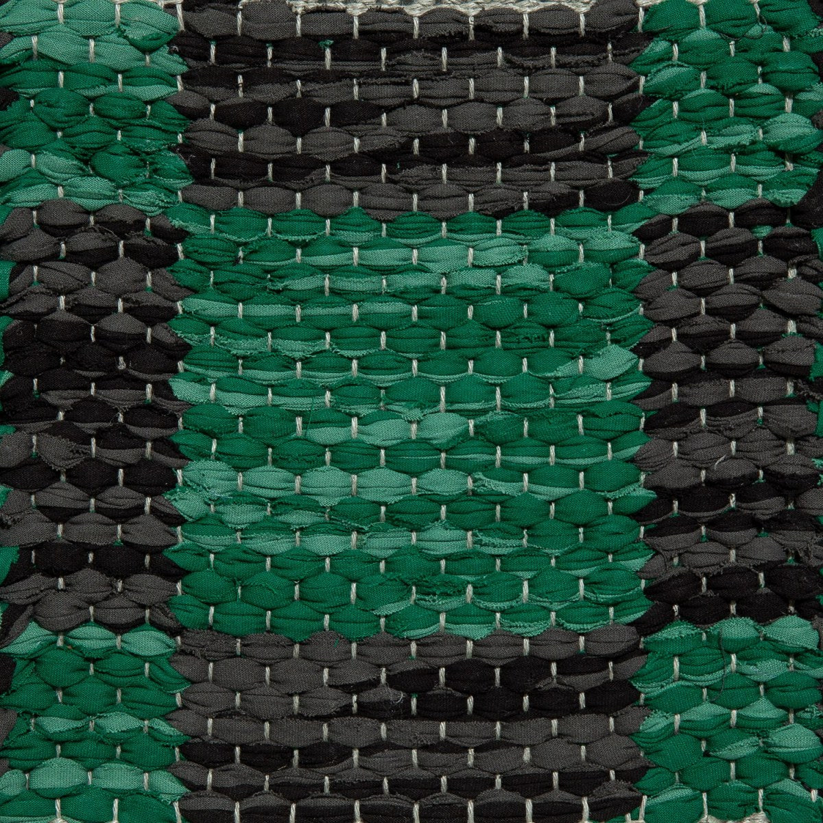<p>Double Weave Chequered, 1 sq. - Black 162, 178-2, 2 sq. - Green mix 4435, 414-2 on the natural yarn</p>