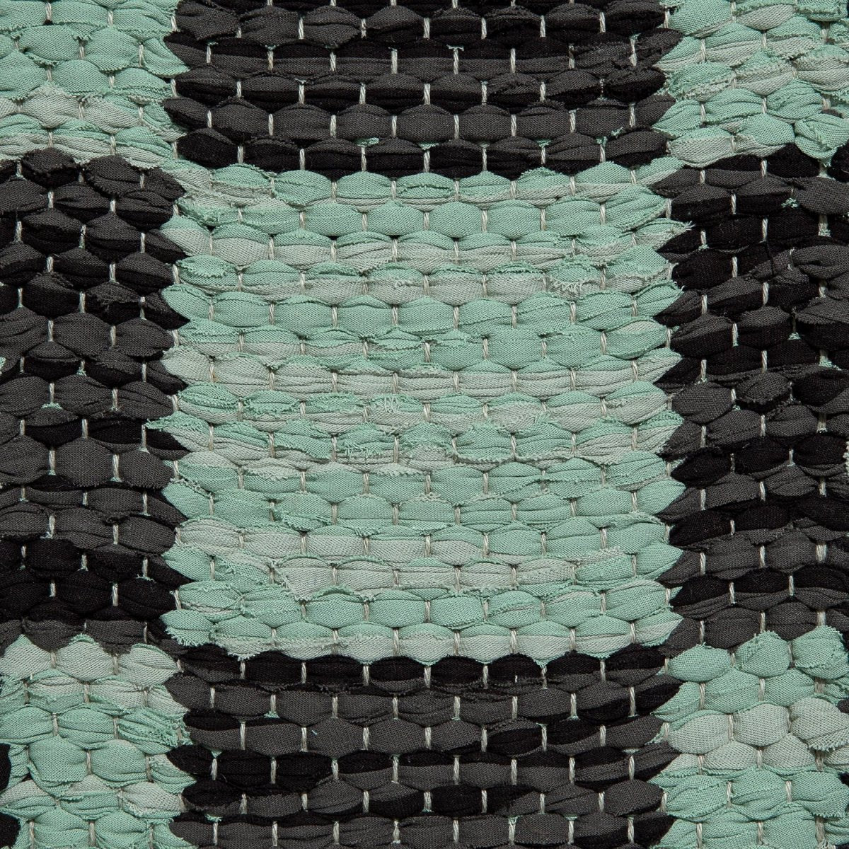 <p>Double Weave Chequered, 1 sq. - Black 162, 178-2, 2 sq. - Green mix 469-1, 470 on the natural yarn</p>
