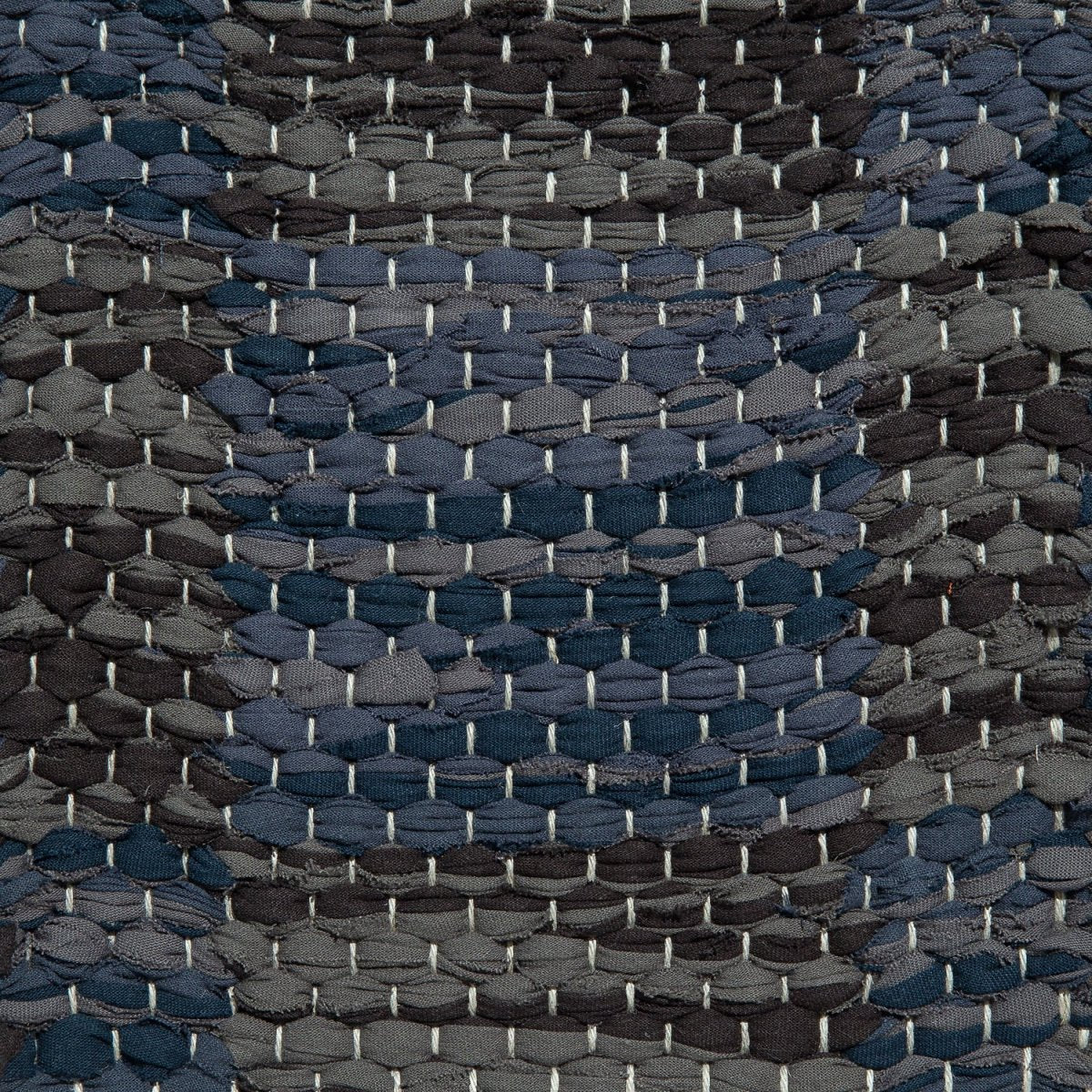 <p>Double Weave Chequered, 1 sq. - Graphite mix 160, 170, 182-1, 2 sq. - Black 162, 178-2 on the natural yarn</p>