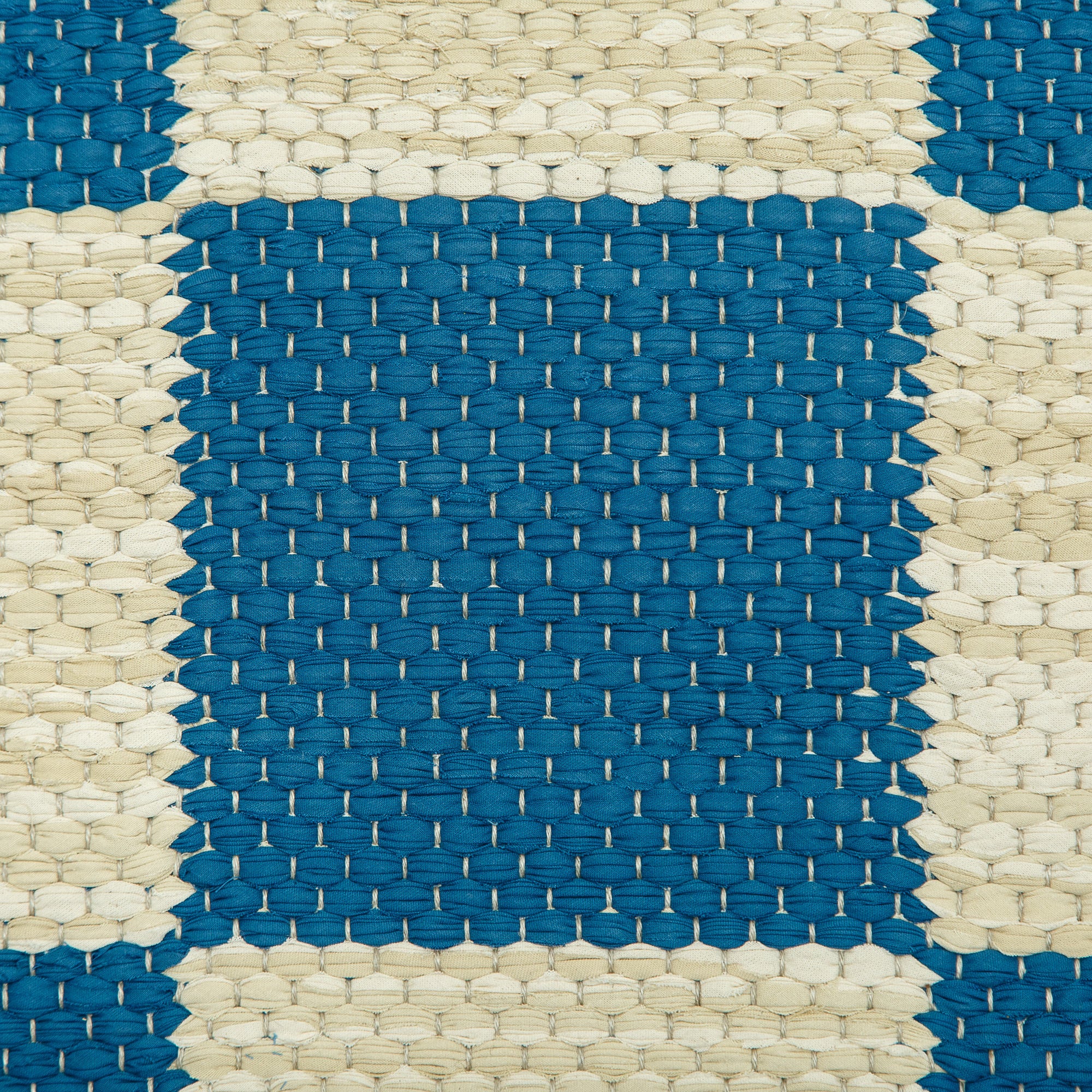 <p>Double Weave Chequered, 1 sq. - blue 404, 2 sq. - cream mix 104, 216, 232 on the natural yarn</p>