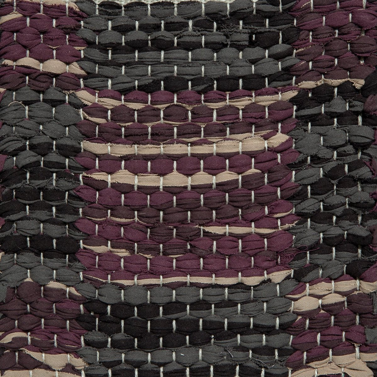 <p>Double Weave Chequered, 1 sq. - mix of 3352, 396, effect 244, 2 sq. - Black 162, 178-2 on the natural yarn</p>