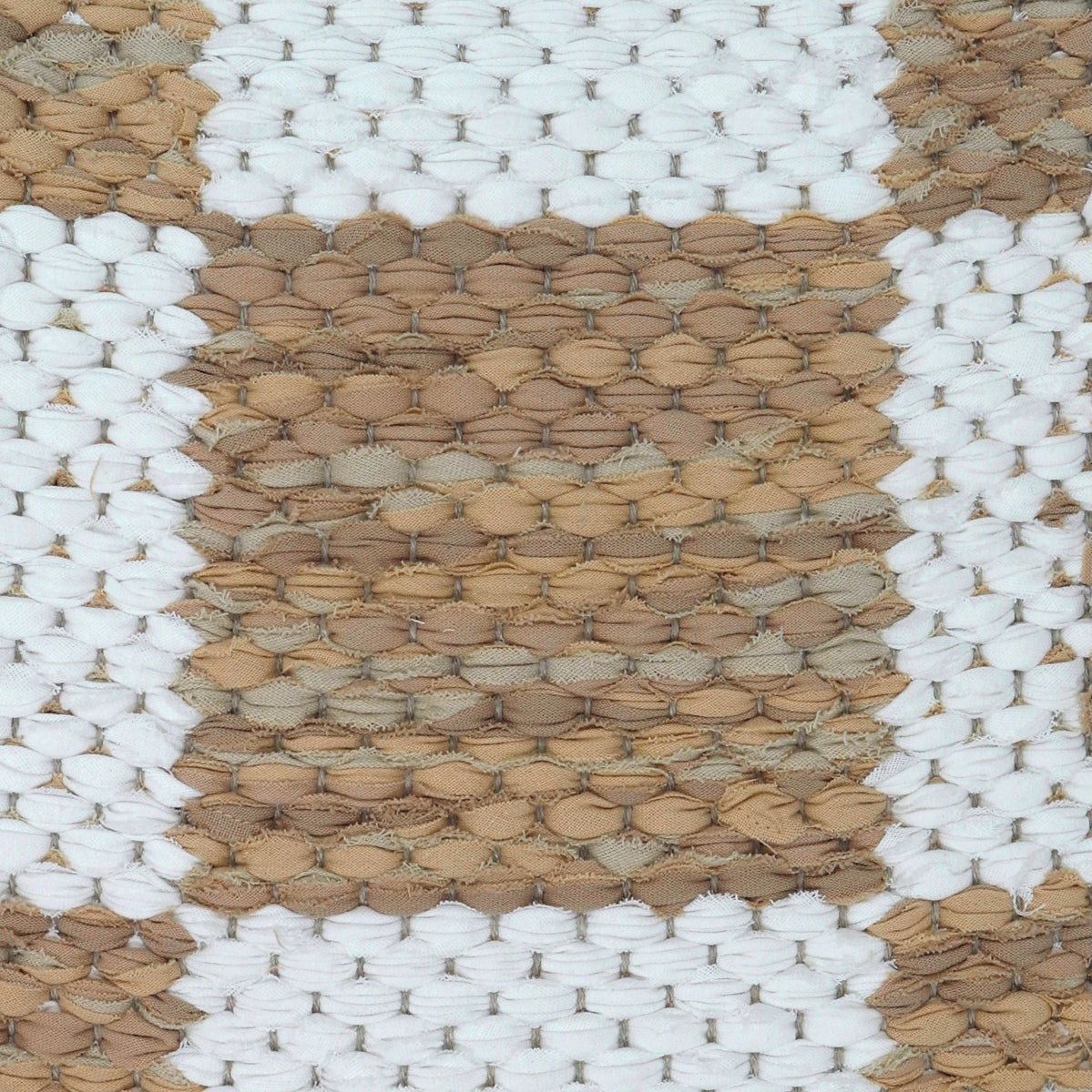<p>Double Weave Chequered, sq 1 - beige mix 203, 215, 216, 217; sq 2 - white mix 100, 101 on the natural yarn</p>
