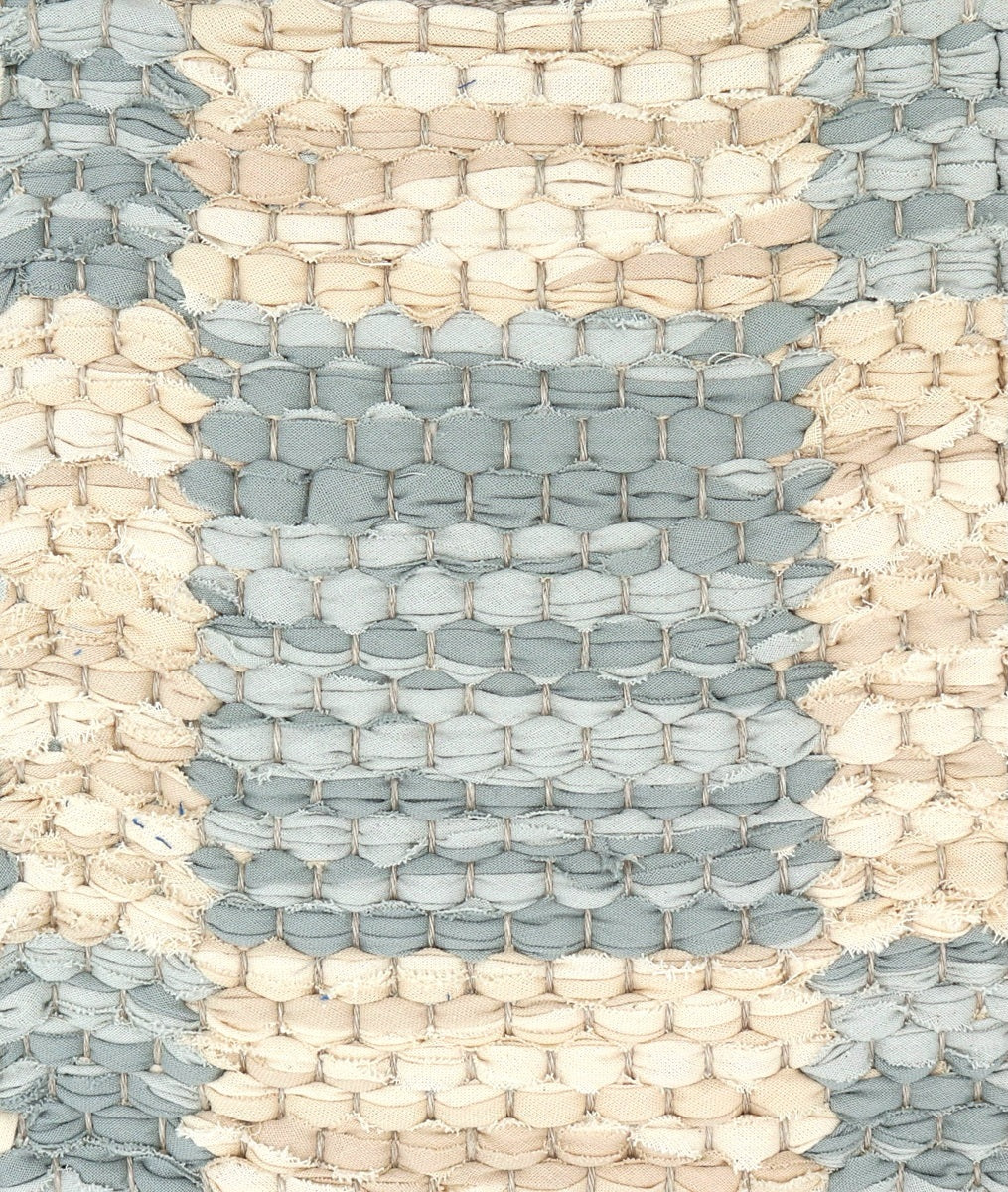 <p>Double Weave Chequered, sq 1 - cream mix 104, 216, 232; sq 2 - grey mix 122/1, 128 on the natural yarn</p>