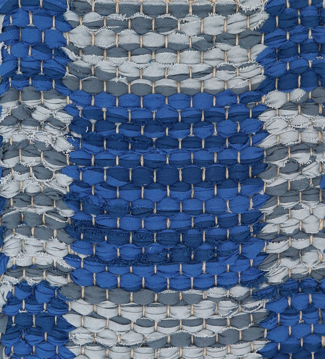 <p>Double Weave Chequered, sq 1- light blue 154/1, 169/1; sq 2- dark blue 529, 530 on the natural yarn</p>