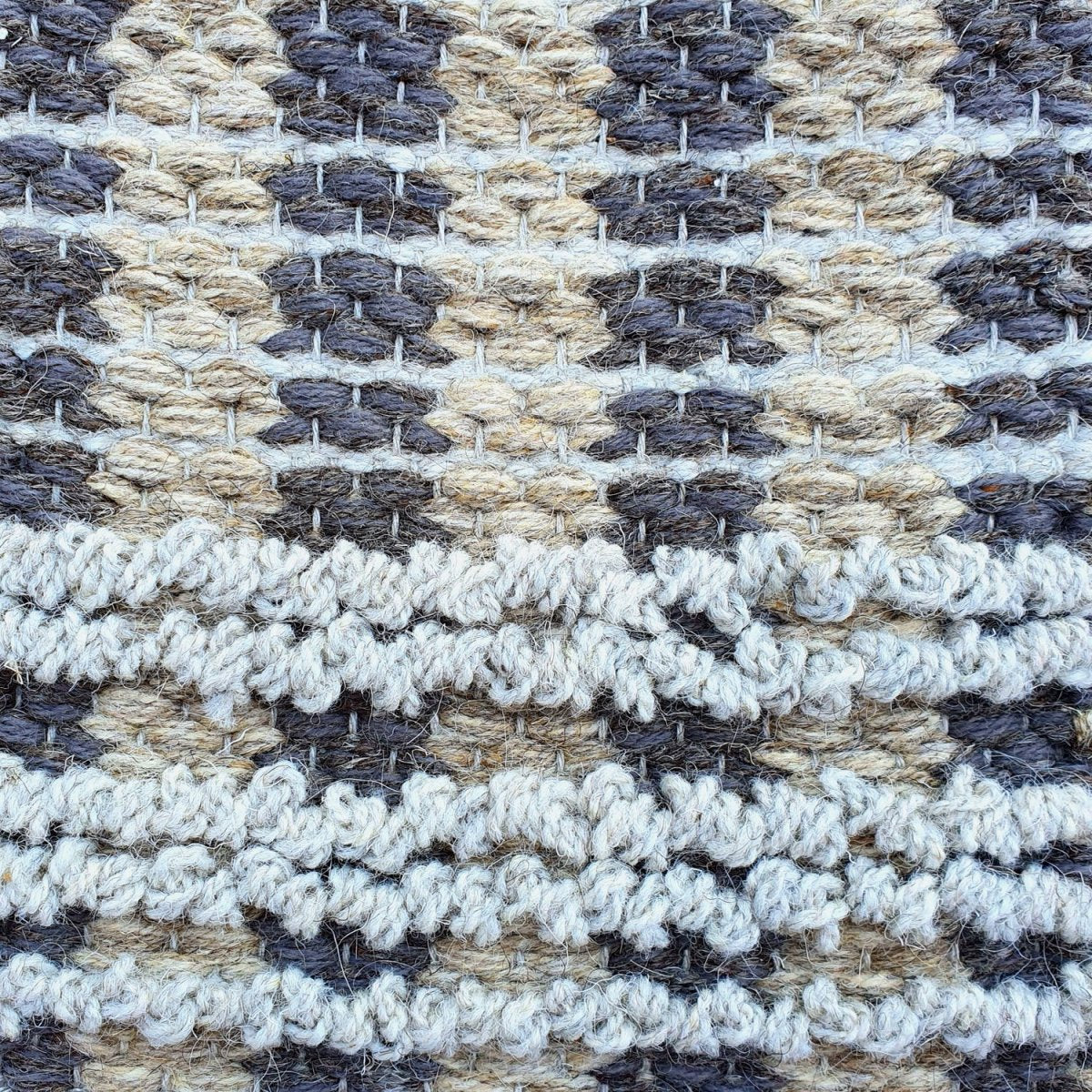 <p>Double Weave and Bouclé, light beige mix 02, 03, dark grey mix 17, 1007, bouclé in light grey 12 on the natural yarn</p>