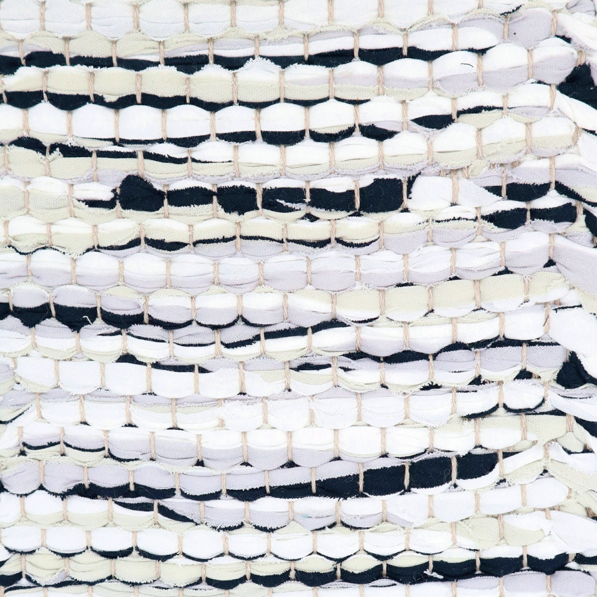 <p>Double Weave, white 101, effects in grey 124, 150, black 166 on the natural yarn</p>