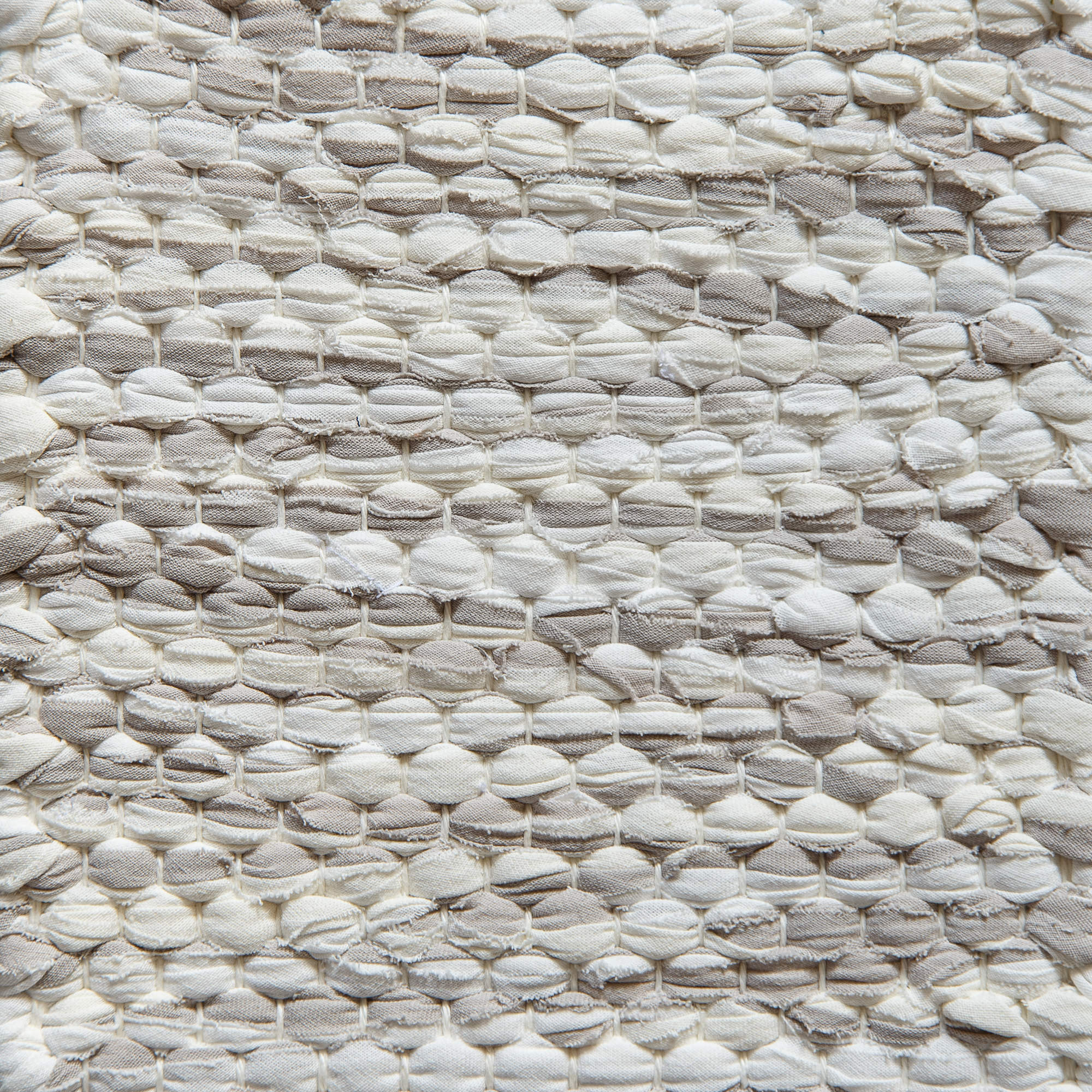 <p>Double Weave, white mix 101, 102, light grey effects 130, 132 on the natural yarn</p>