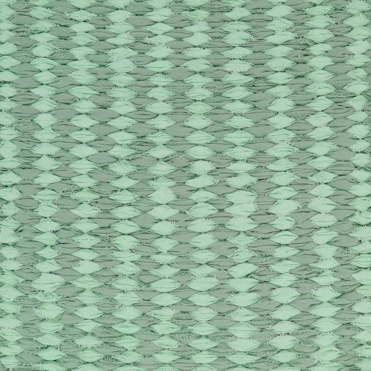 <p>Draell, 1 row - green 471, 2 row - light green 458 on the white yarn</p>