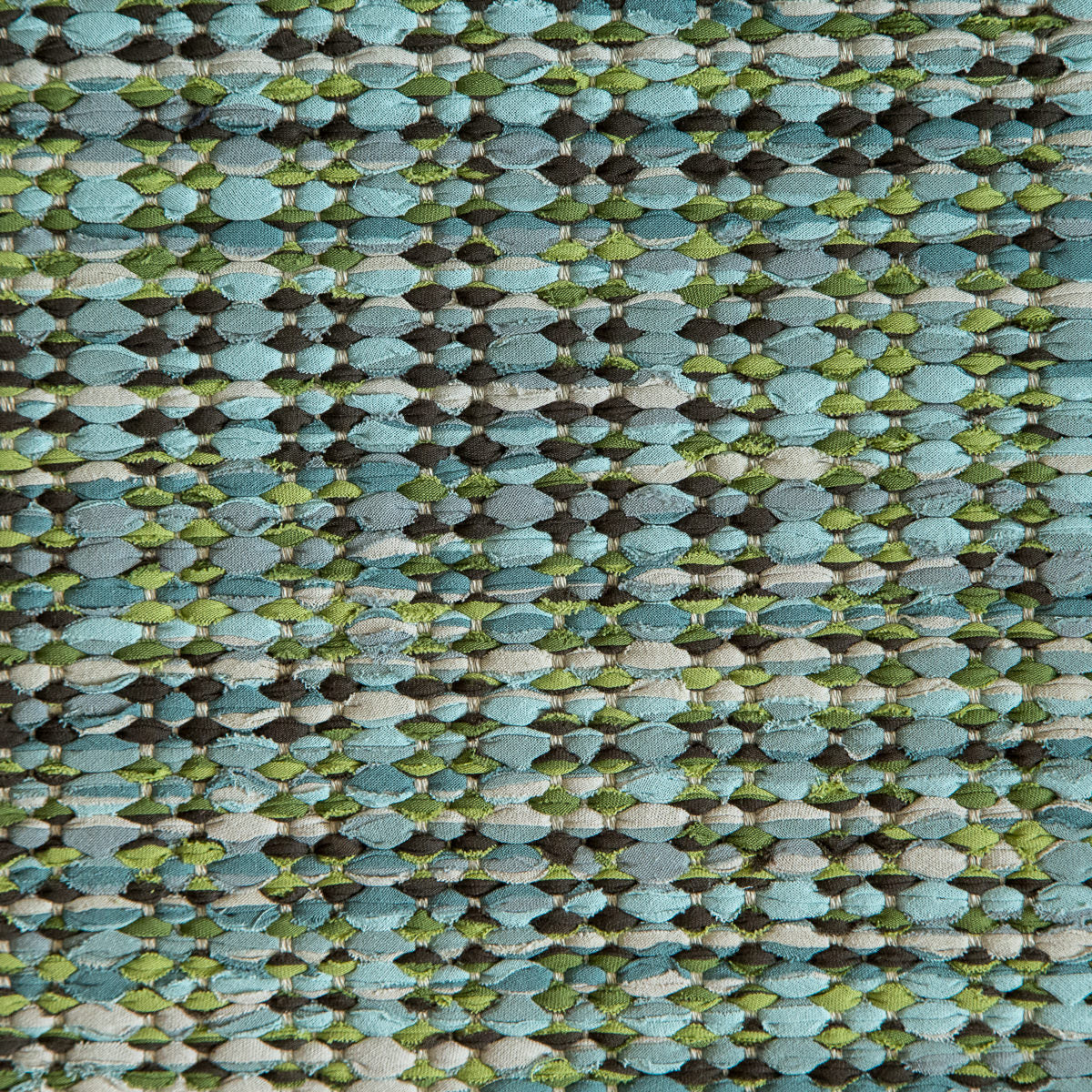 <p>Irregular Draell, row 1 - light blue mix 168, 405, 411, 433, 2200, row 2 - green mix 228, 481, 494 on the natural yarn</p>
