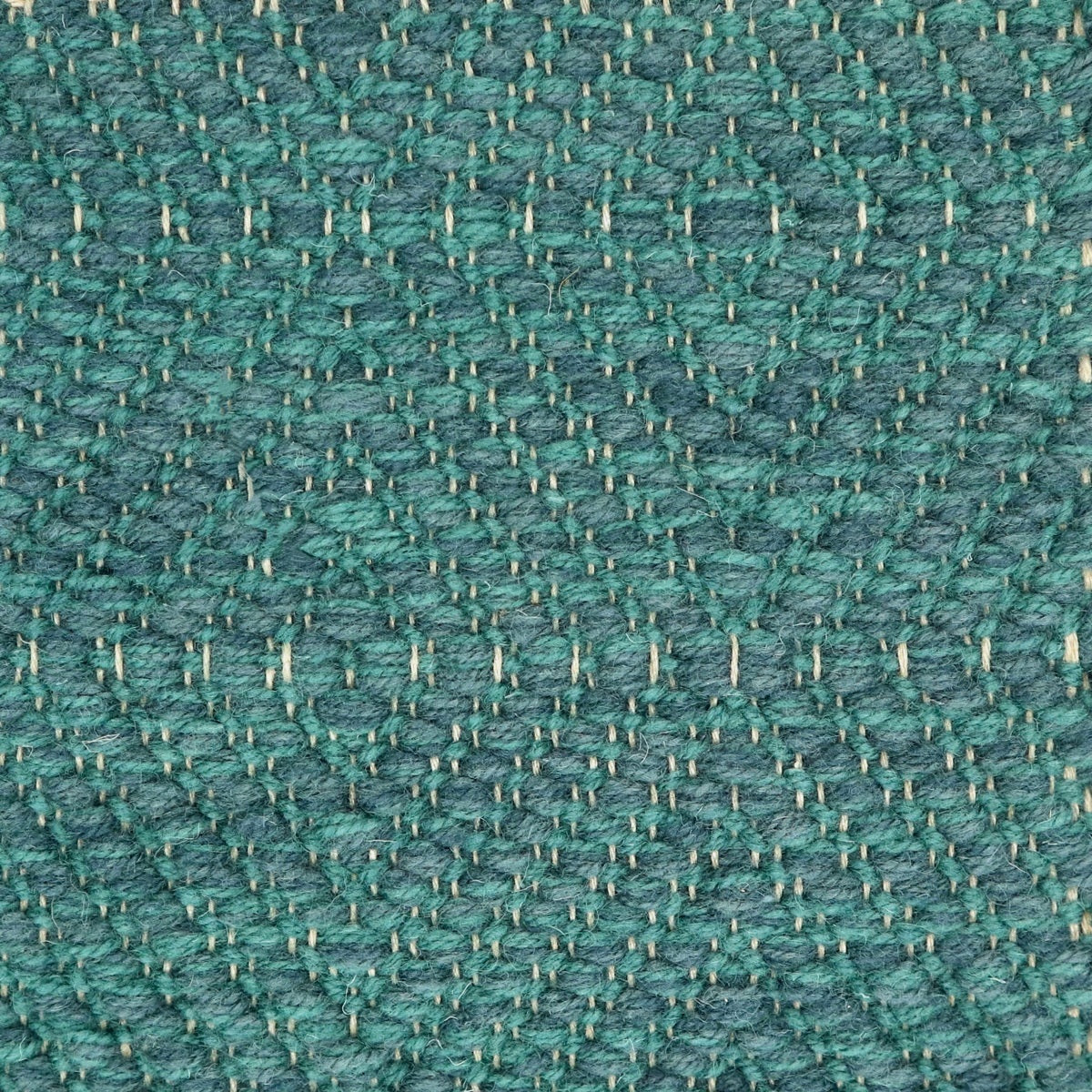 <p>Dual Big Diamond Twill, main petroleum mix CH3424, 504, 262, inside CH3424 on the natural yarn</p>