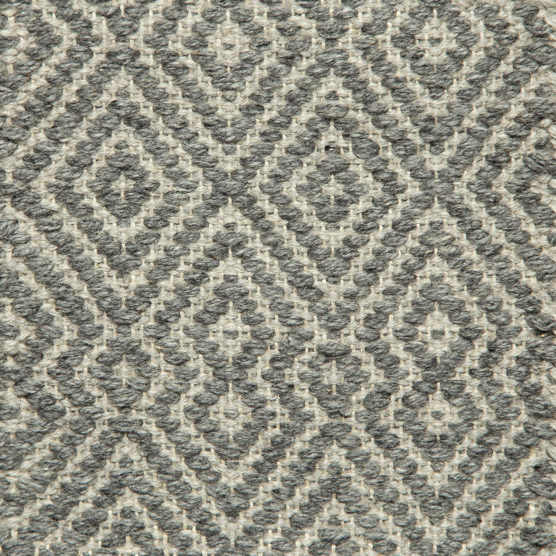 <p>Dual Diamond Twill in different sizes, main deep grey 08, inside grey mix 1002, 1009 on the natural yarn</p>
