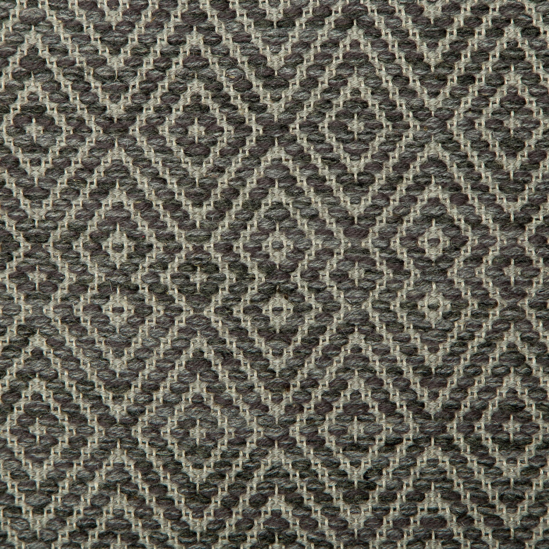 <p>Dual Diamond Twill in different sizes, main grey mix 08, 1005 (10%), 05 (10%),  inside light grey mix 1002, 1009 on the natural yarn</p>
