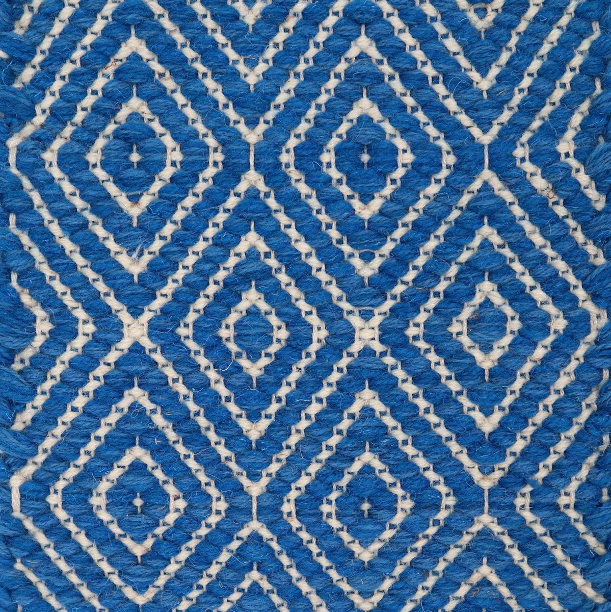 <p>Dual Diamond Twill, main blue mix 5004, 5003, inside ceam 6023 on the natural yarn</p>