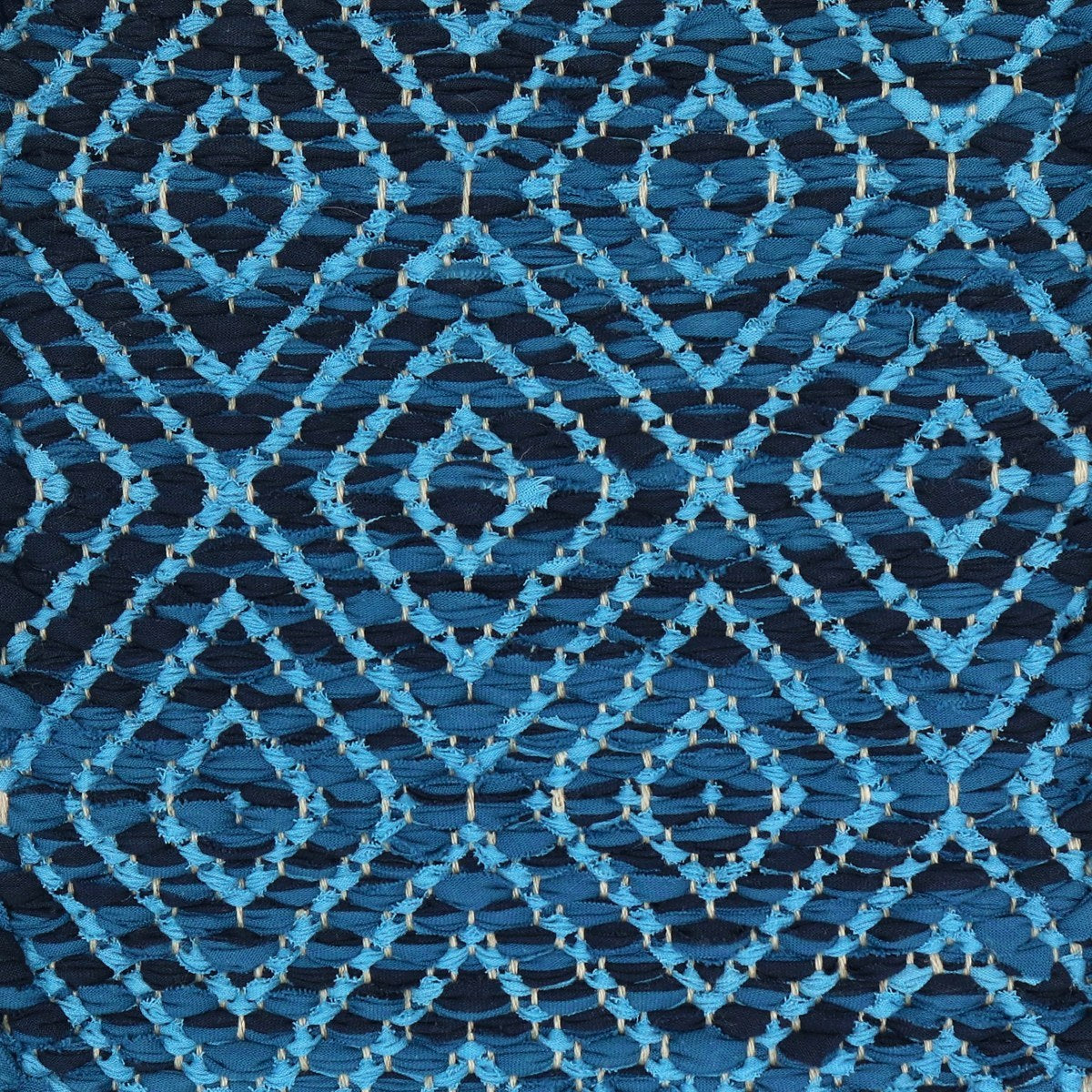 <p>Dual Diamond Twill, main dark blue mix 519, 534, inside light blue 537 on the natural yarn</p>