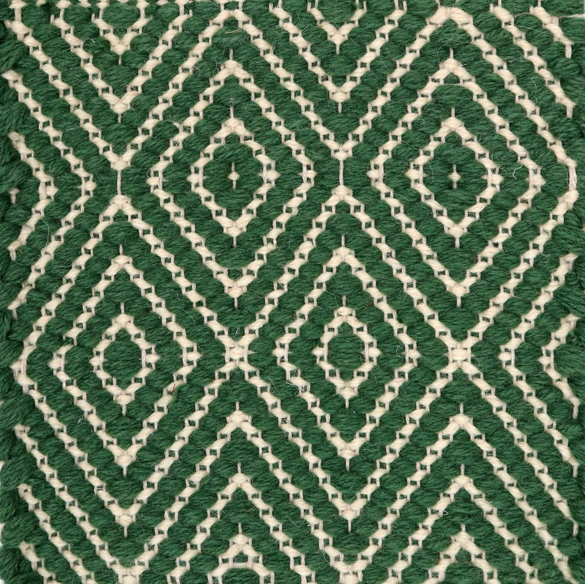 <p>Dual Diamond Twill, main green 4011, inside cream 6023 on the natural yarn</p>