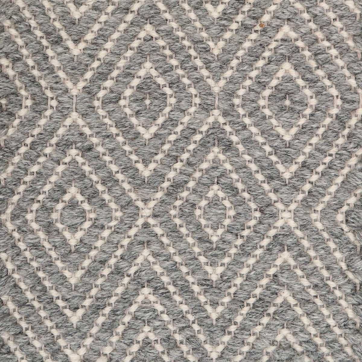 <p>Dual Diamond Twill, main grey 04, inside white 06 on the natural yarn</p>