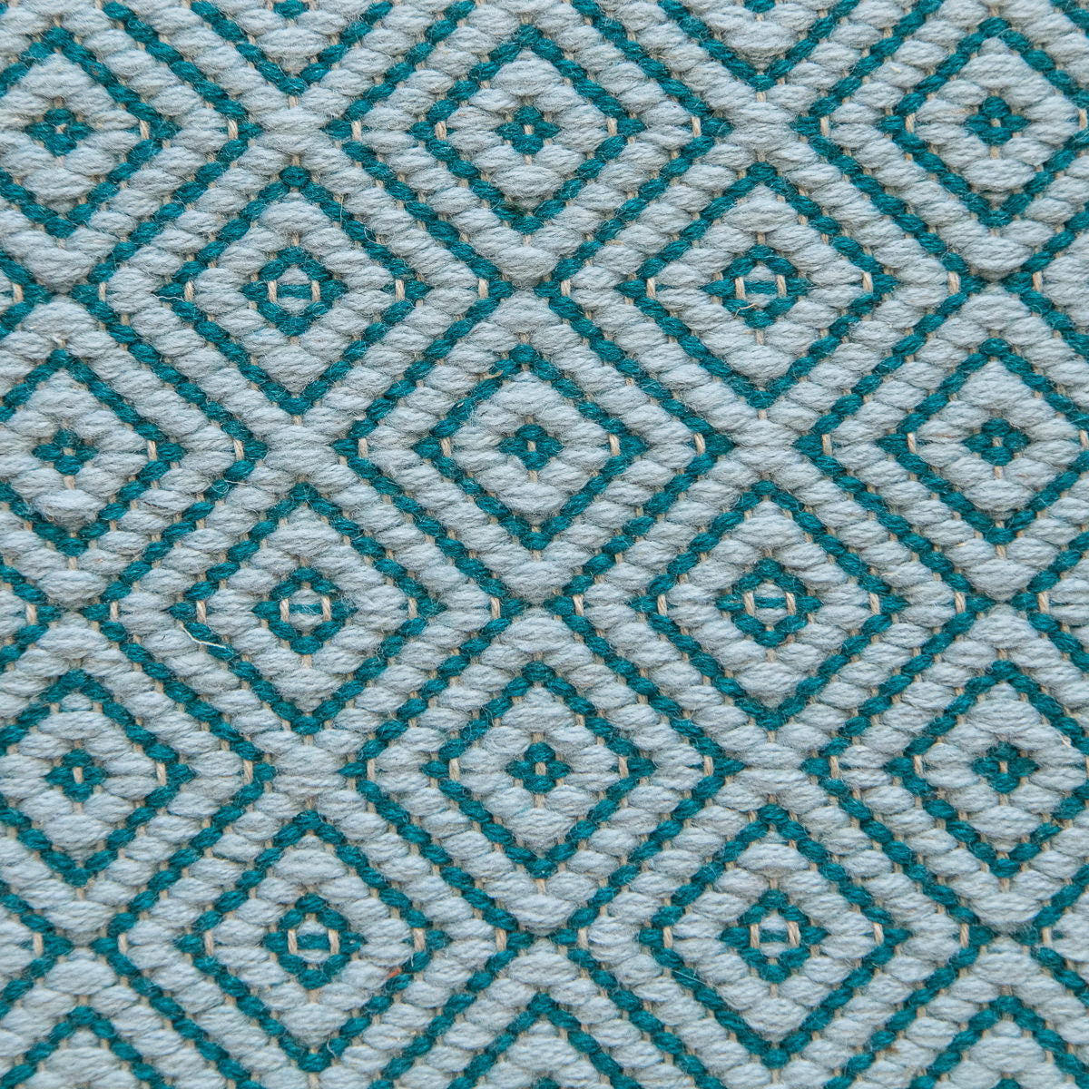 <p>Dual Diamond Twill, main light blue 5032, insde turquoise 5008 on the white yarn</p>