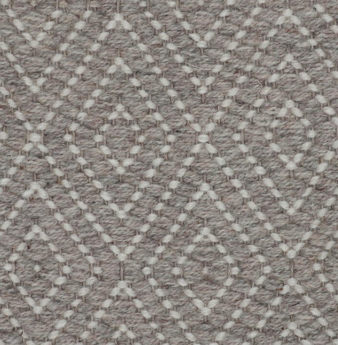 <p>Dual Diamond Twill, main light grey 12, inside white 01 on the natural yarn</p>