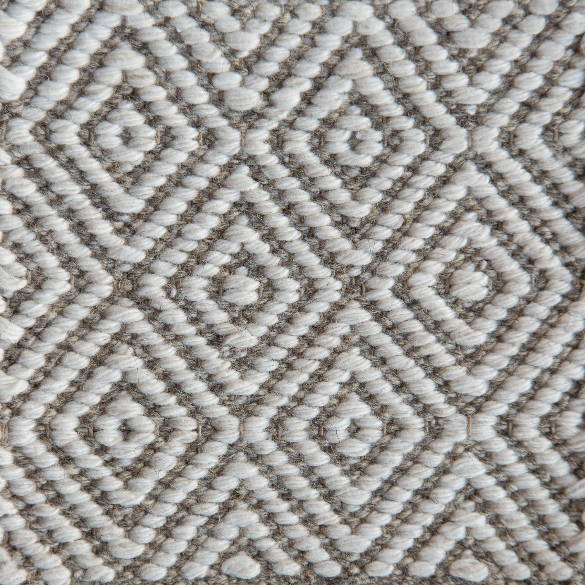 <p>Dual Diamond Twill, main white 01, 06, inside grey 04 on the natural yarn</p>