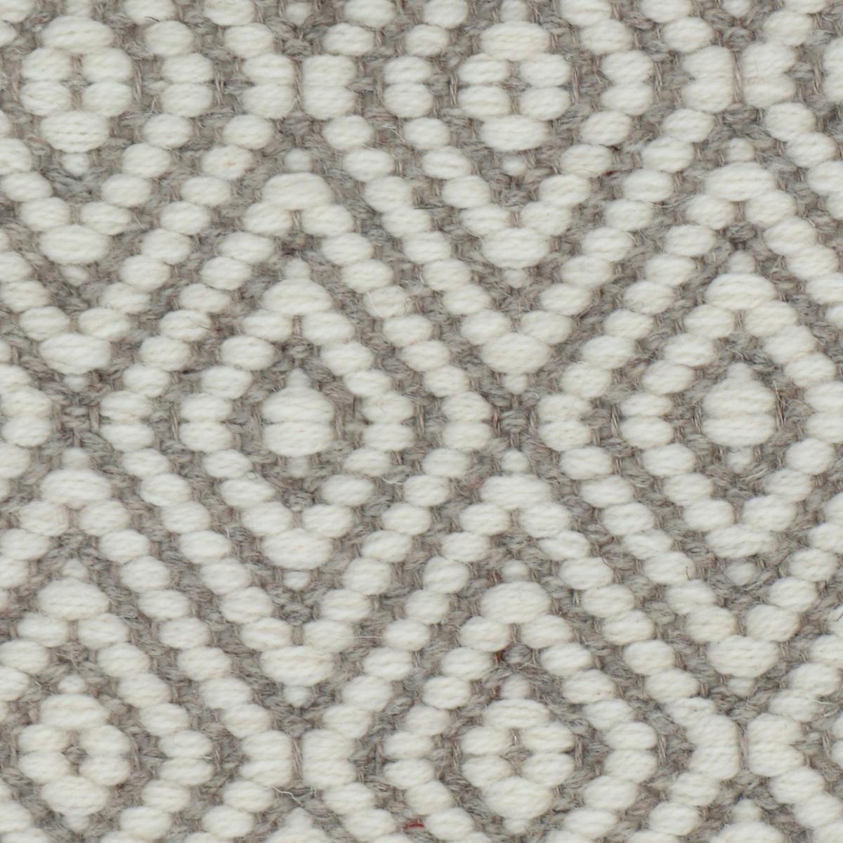 <p>Dual Diamond Twill, main white 01, inside light grey 12 on the natural yarn</p>