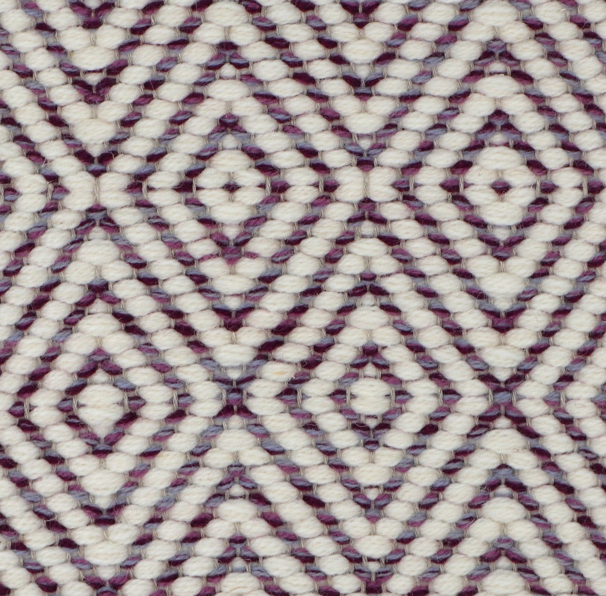 <p>Dual Diamond Twill, main white CH044, inside mix 8045, 8037, 8041, 7014 on the natural yarn</p>