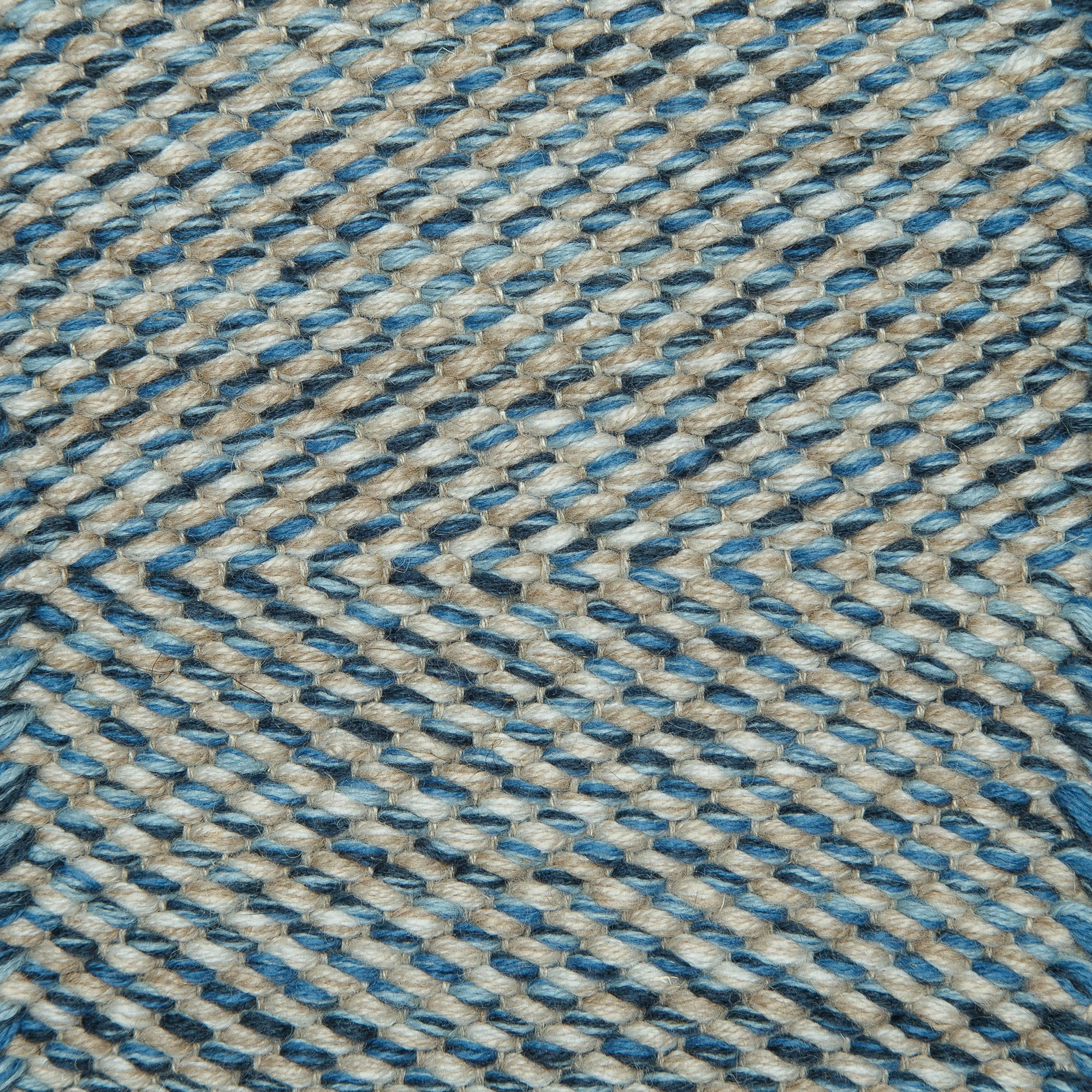 <p>Dual Herringbone, 1 row - beige mix 1008, 1023, CH1207 and 2 row - blue mix 5012, 5021, 504 on the natural yarn</p>