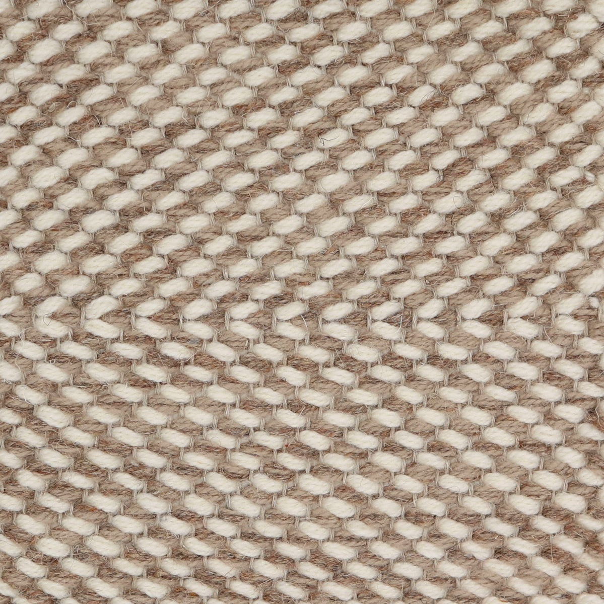 <p>Dual Herringbone, 1 row - white CH044, 2 row - beige - 2, 6040 on the natural yarn</p>