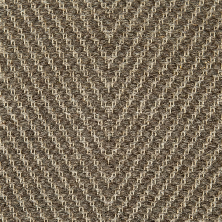 <p>Dual Vertical Herringbone, main reddish grey 17, inside light grey 12 on the natural yarn</p>