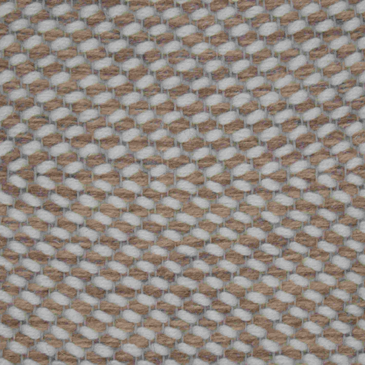 <p>Dual Herringbone, main white CH044, inside beige mix 02, 03 on the natural yarn</p>
