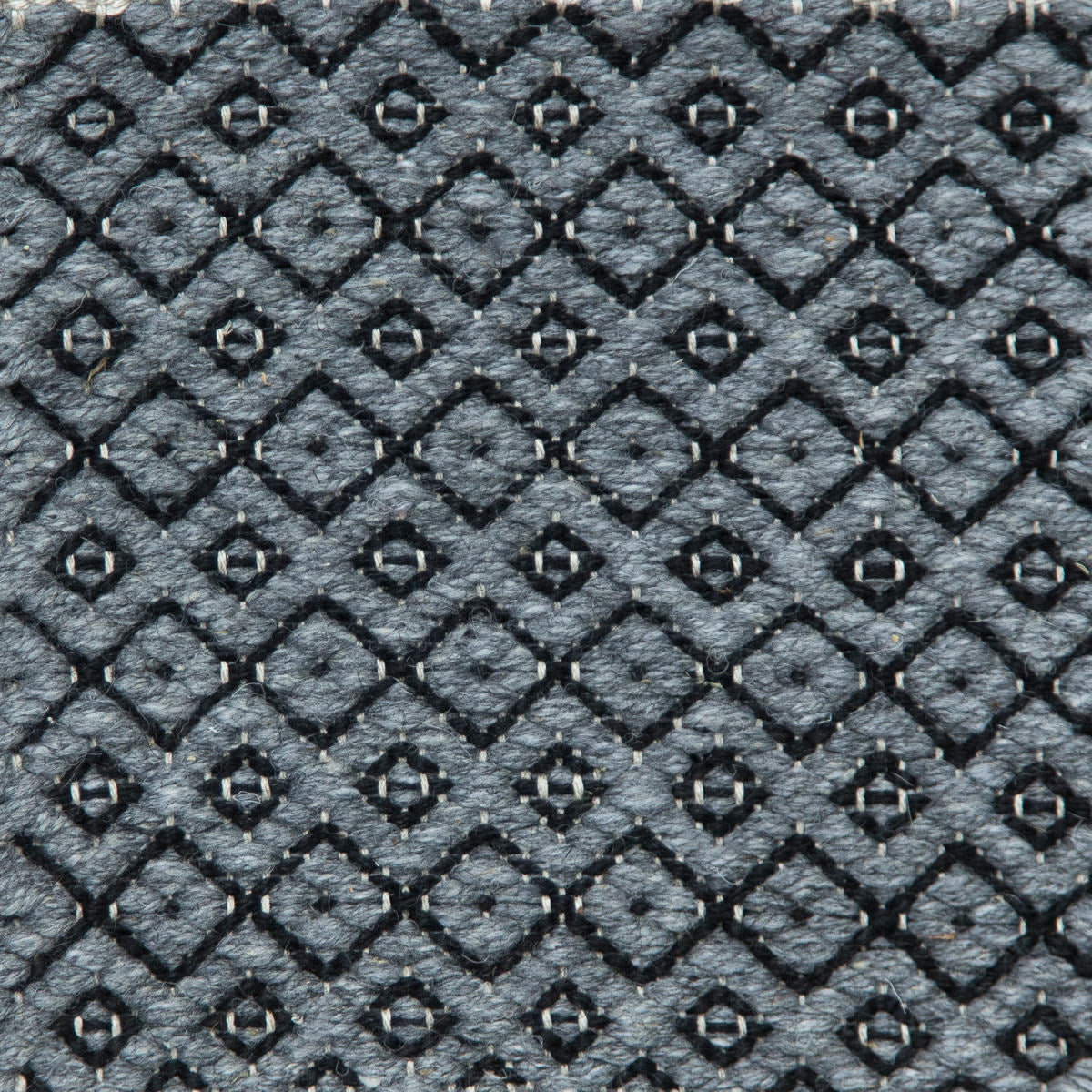 <p>Dual Rosepath pos./neg., main deep grey 08, inside black 14 on the natural yarn</p>