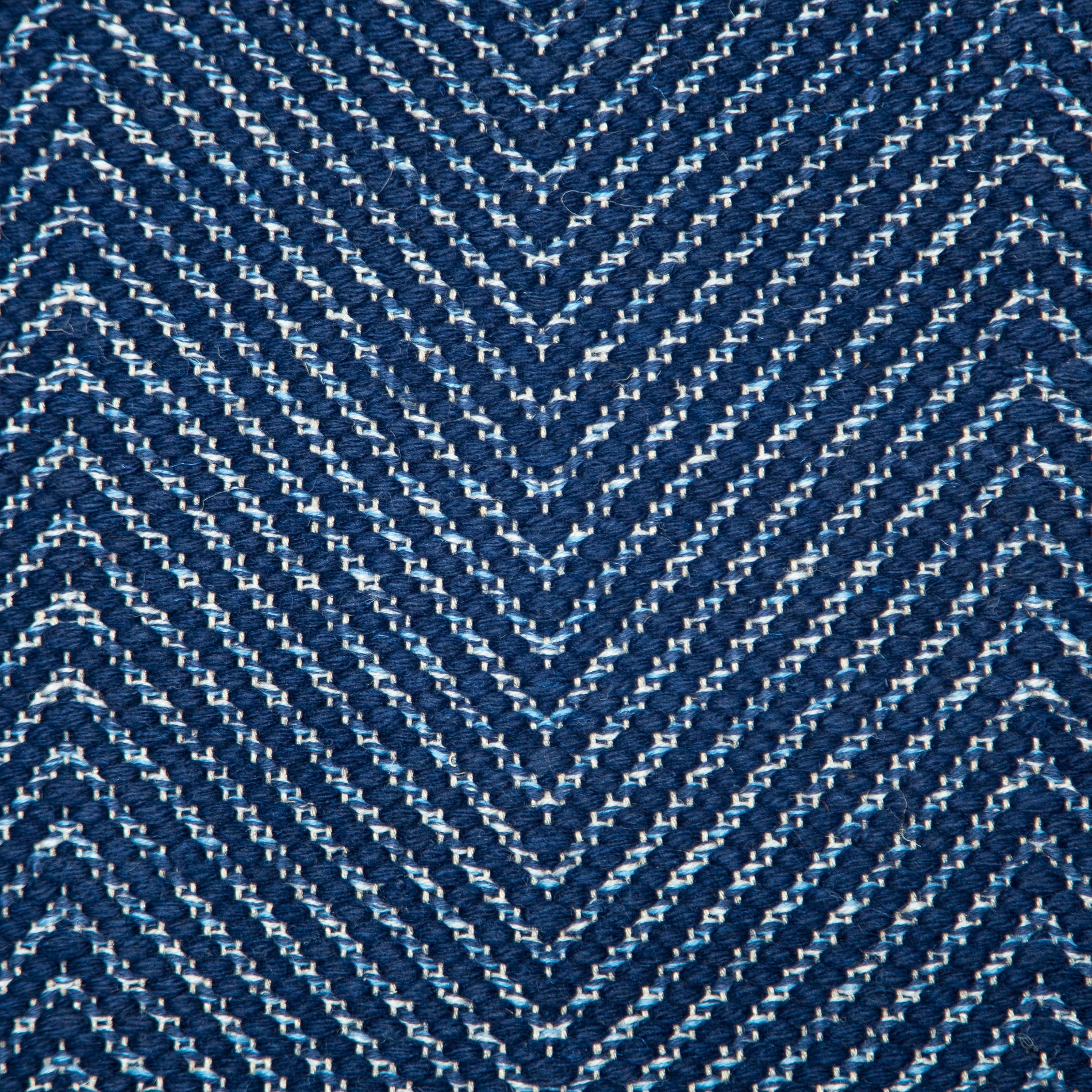 <p>Dual Vertial Herringbone, main dark blue CH014, inside blue mix 5027 (50%), 5021, 1009 on the natural yarn</p>