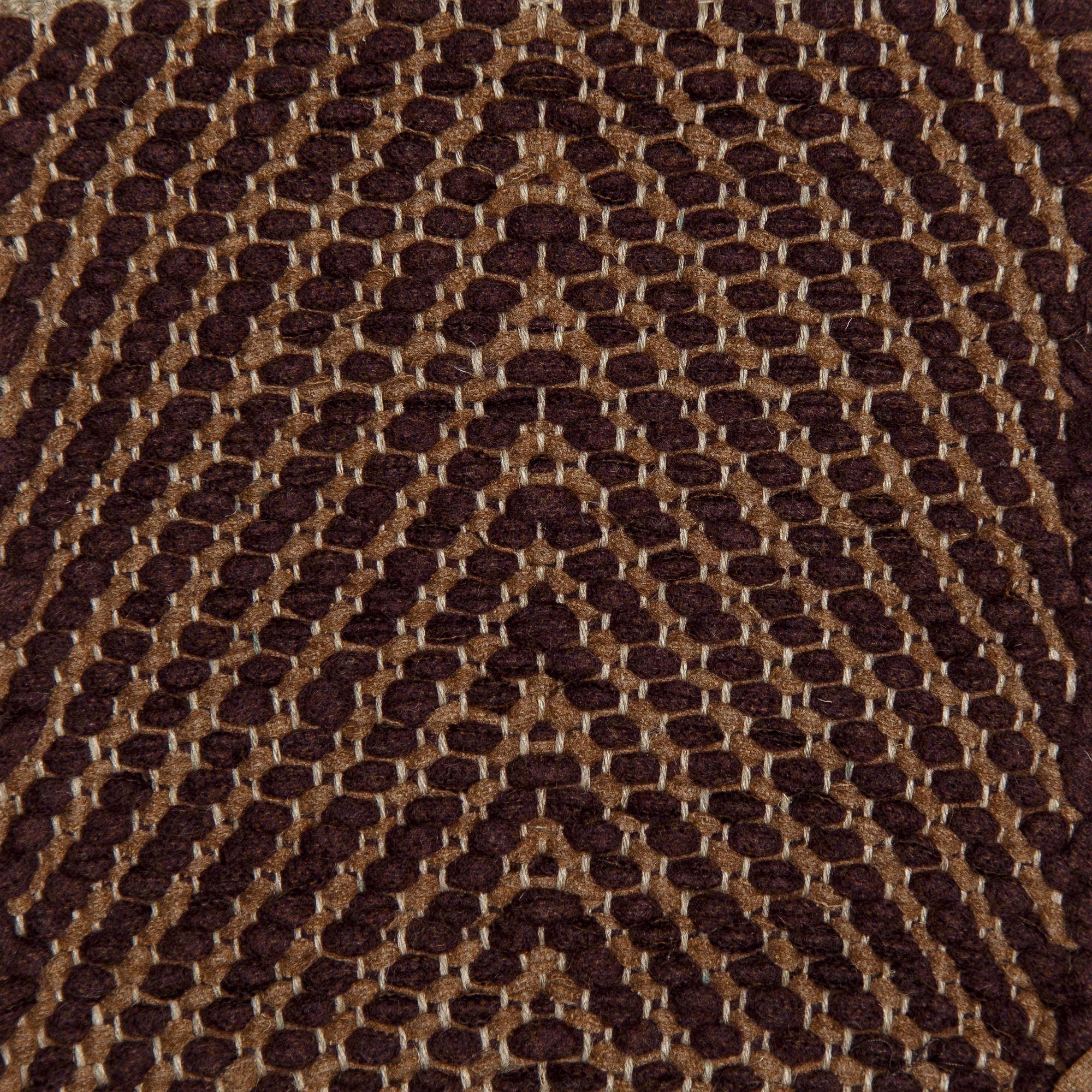 <p>Dual Vertical Herringbone, main dark purple 0494, inside brown 0402 on the natural yarn</p>