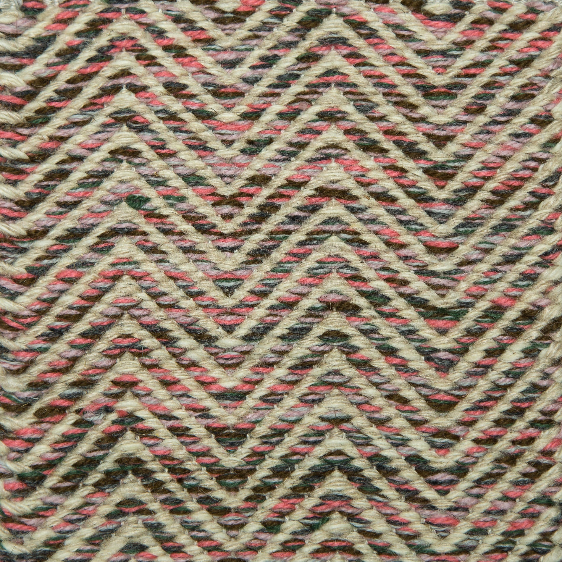 <p>Tweeds, 1 row - mix of 05, 4011, 1009, CH048, CH1212, CH4225, 2 row - beige 07 on the natural yarn</p>