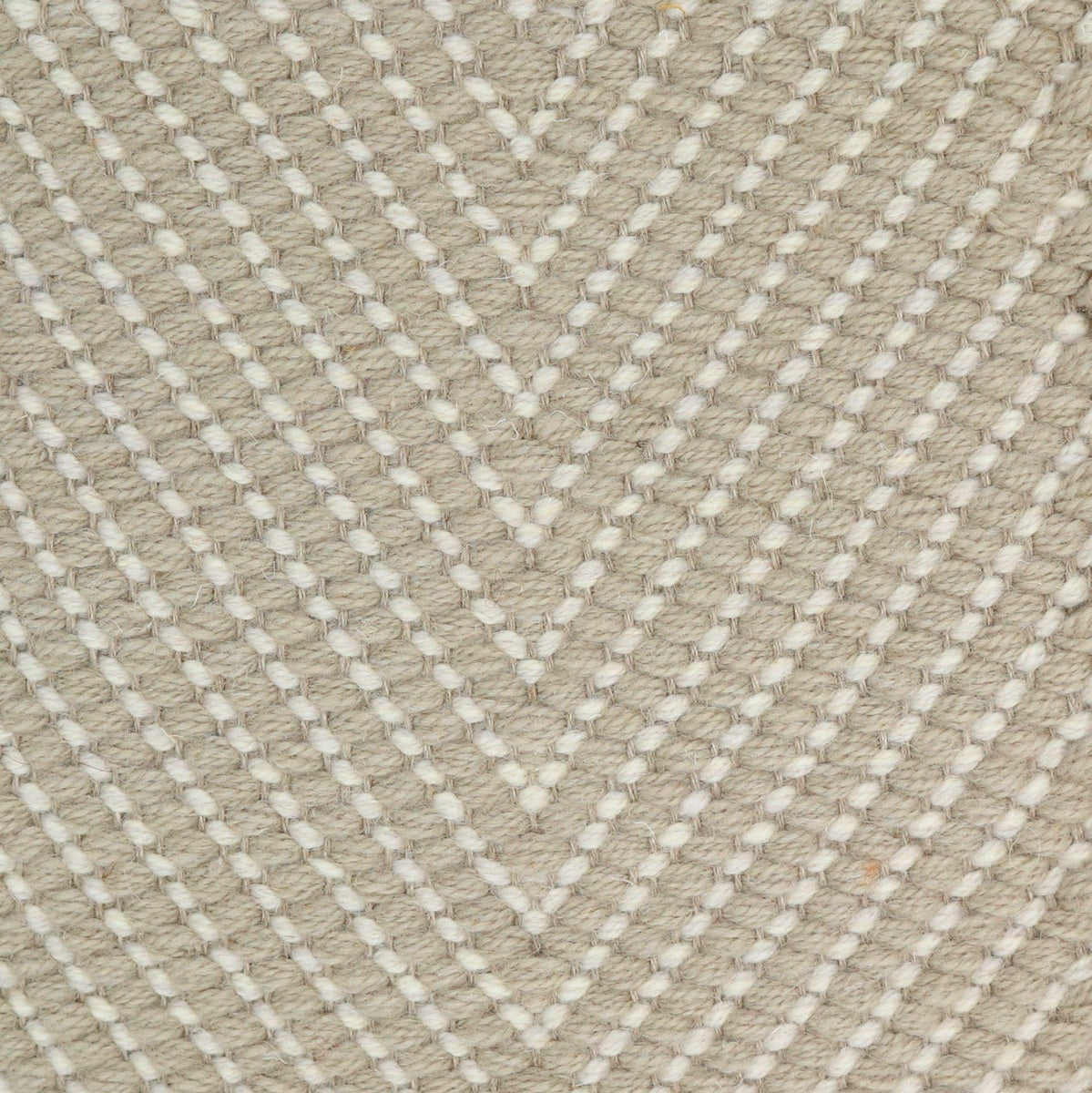 <p>Dual Vertical Herringbone, main beige CH1207, 1008, inside white mix CH044, 1023 on the natural yarn</p>