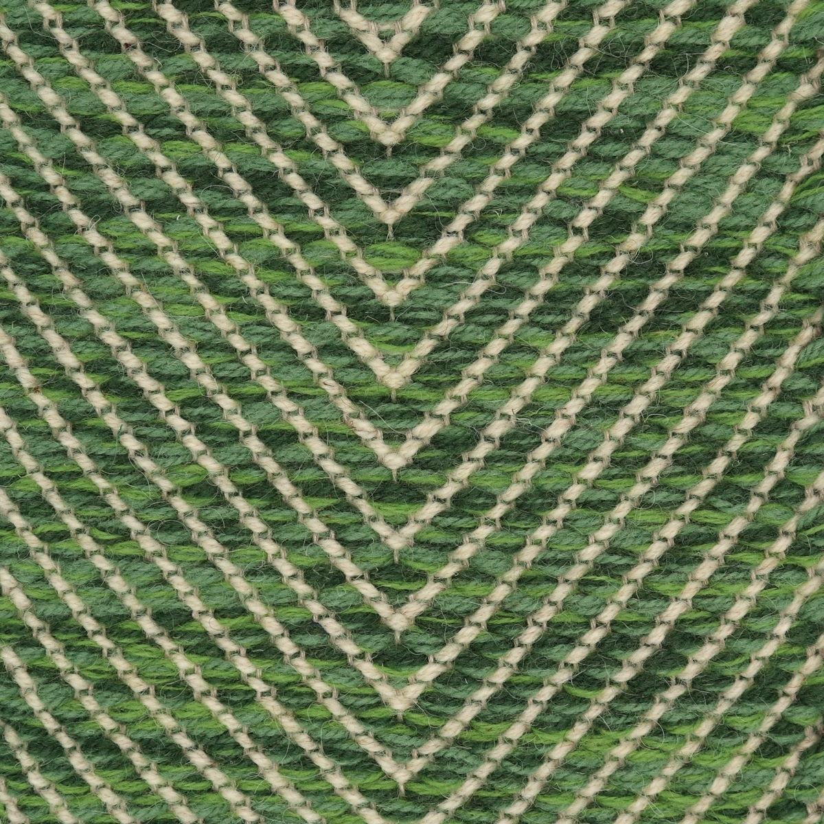 <p>Dual Vertical Herringbone, main green mix 4006, 4011, 4004, inside white 06, on the natural yarn</p>