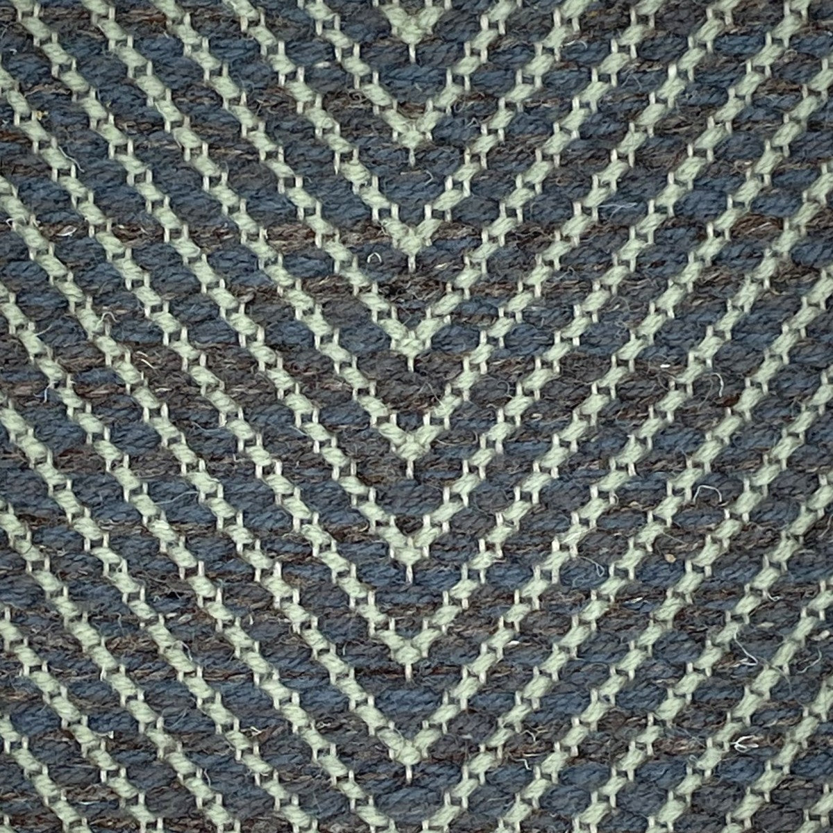<p>Dual Vertical Herringbone, main grey mix 8053, 1005, 17, inside green CH016 on the natural yarn</p>