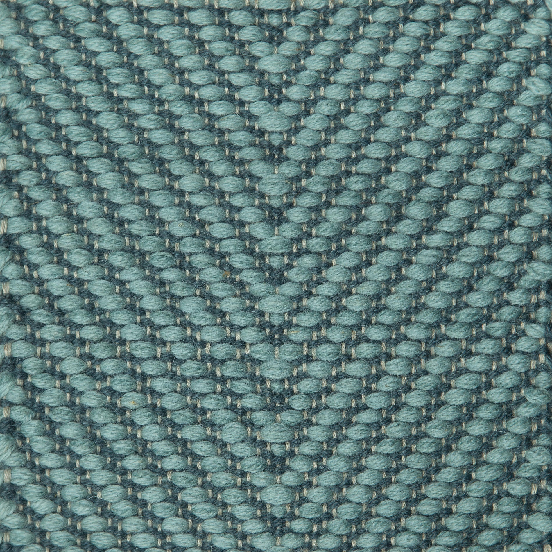 <p>Dual Vertical Herringbone, main light blue CH4400, inside blue CH3424 on the natural yarn</p>