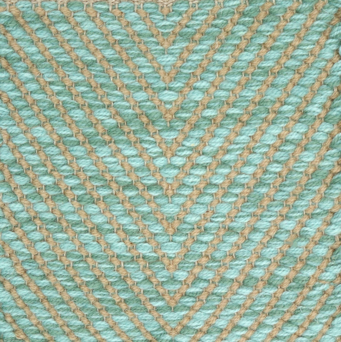 <p>Dual Vertical Herringbone, main light blue mix 8200, CH4400, 5032, inside cream 6040 on the natural yarn</p>