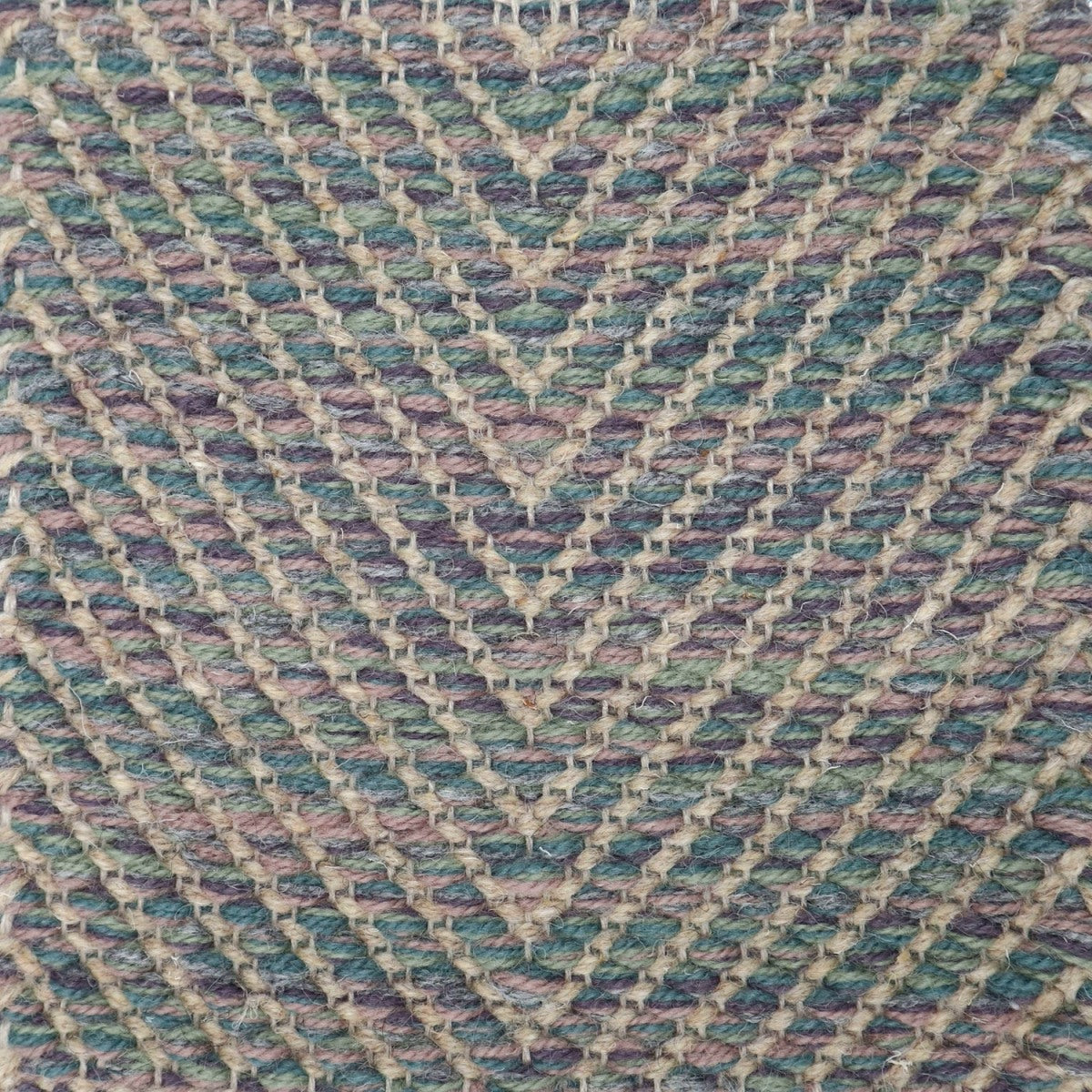 <p>Dual Vertical Herringbone, main mix 8128, 1025, CH3424, CL0068, 08, inside beige 03 on the natural yarn</p>