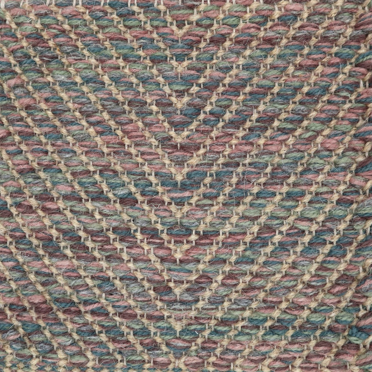 <p>Dual Vertical Herringbone, main mix of 8128, 1025, CH3424, CH009, 08, inside beige 03 on the natural yarn</p>