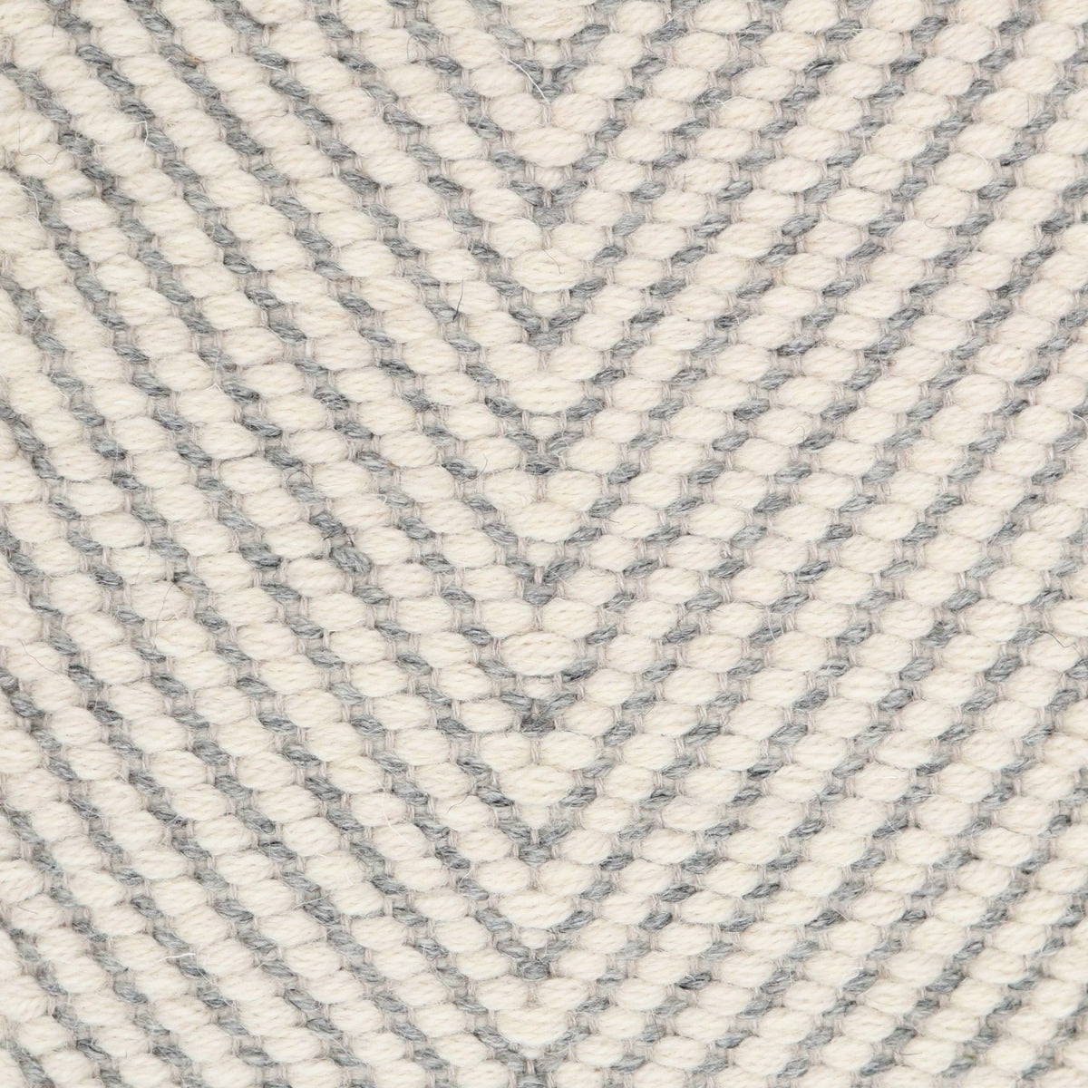 <p>Dual Vertical Herringbone, main white 06, inside grey 04 on the natural yarn</p>