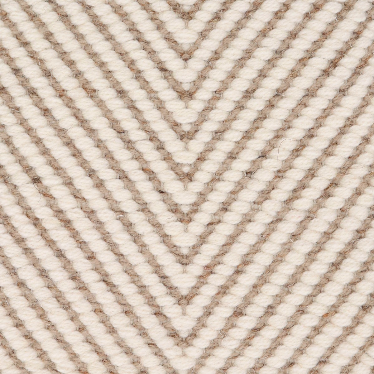 <p>Dual Vertical Herringbone, main white CH044, inside beige mix 02, 6040 on the natural yarn</p>
