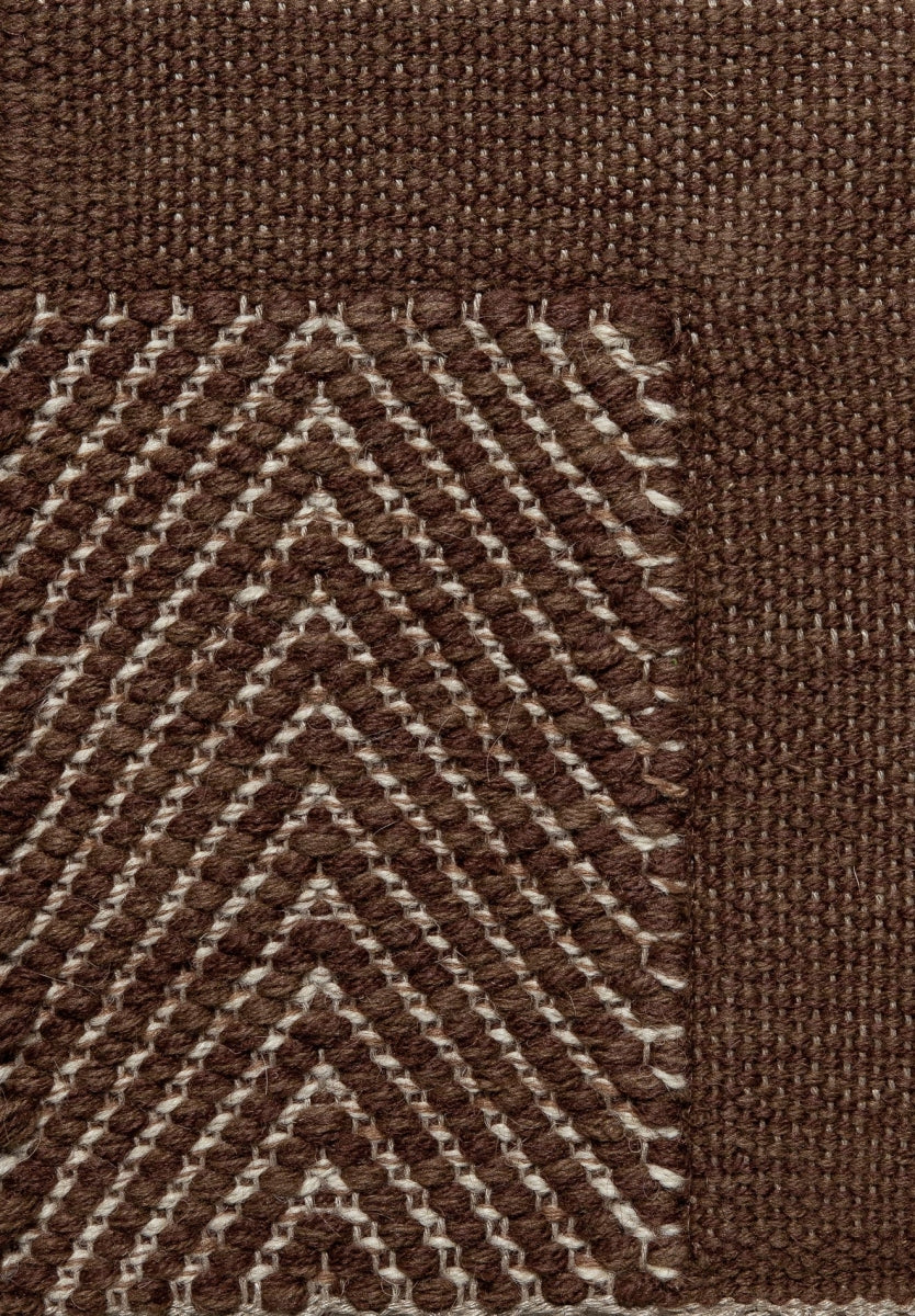 <p>Dual Vertical Herringbone with Single Weave Frame, main brown mix 6005, 6017, inside mix 6013, 06, frame in brown mix 6005, 6017 on the natural yarn</p>
