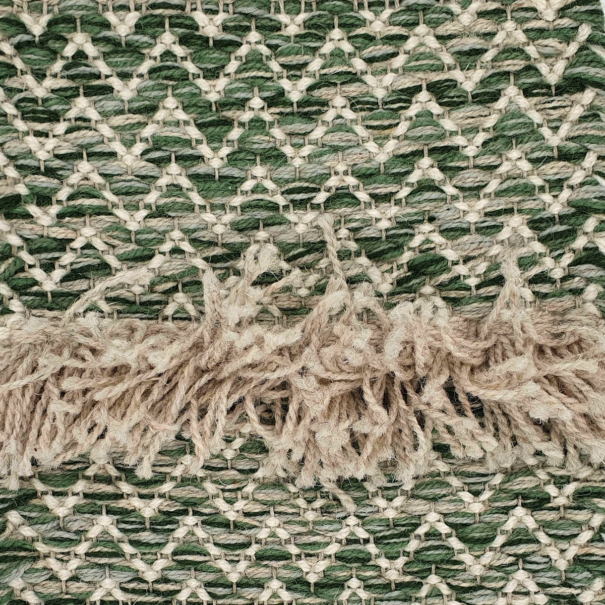 <p>Dual Zig Zag with Rya, main green mix CH4360, 4006, 12, 4011, inside white CH044, Rya in 12 on the natural yarn</p>