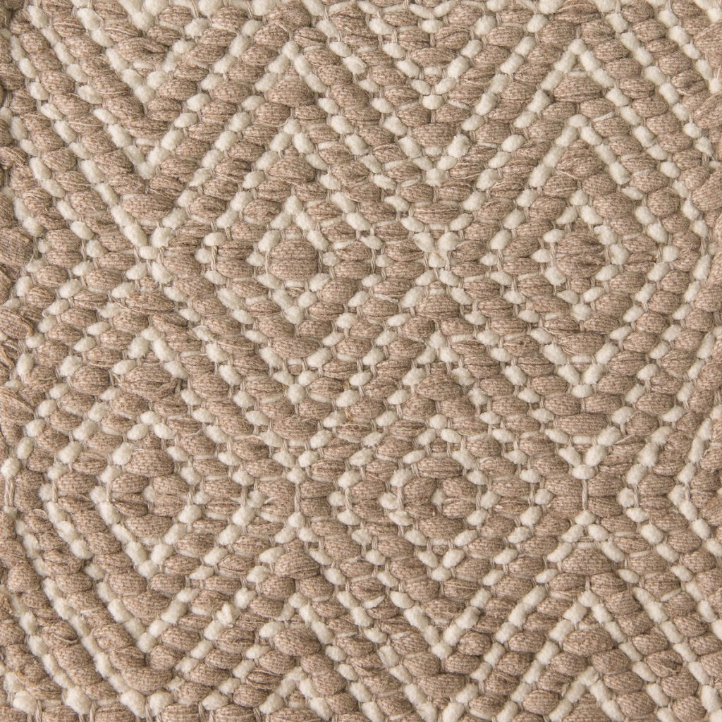 <p>Dual Diamond Twill, main beige 0477, inside white 0430 on the natural yarn</p>