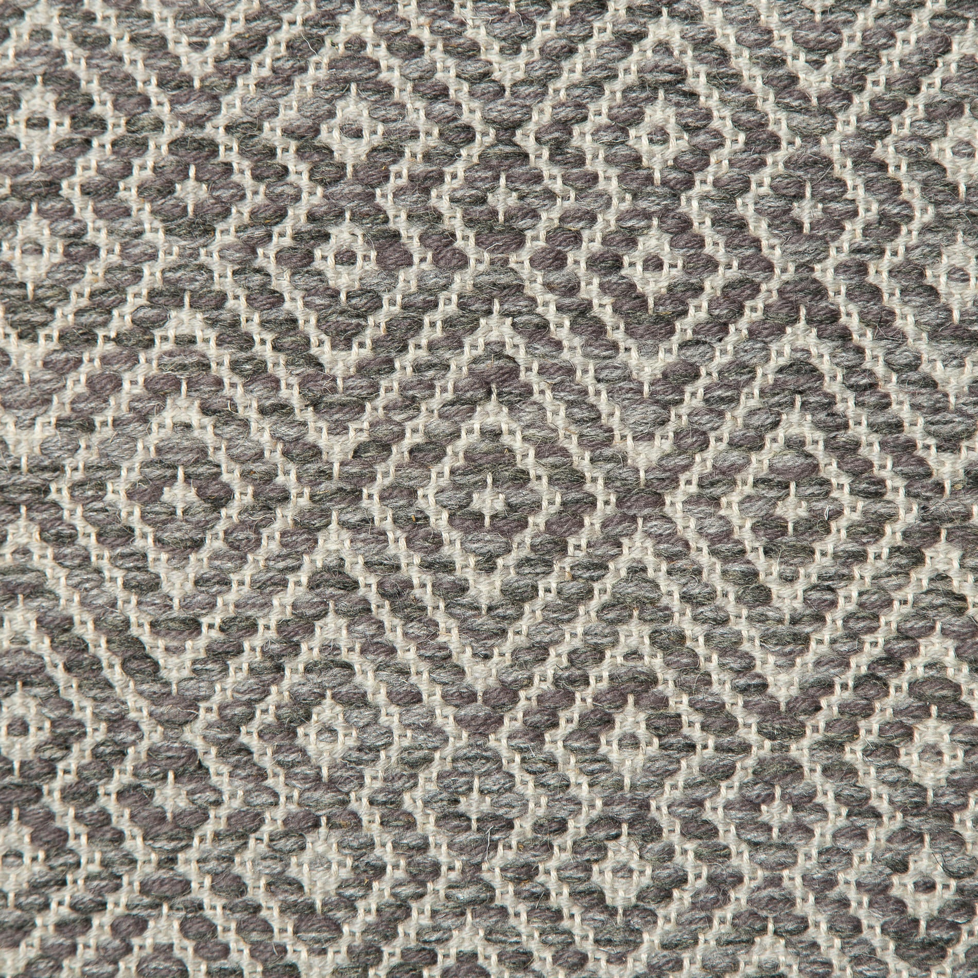 <p>Dual Diamond Twill in different sizes, main grey mix 08 (80%), 1005 (10%),  05 (10%),  inside light grey mix 1002, 1009 on the natural yarn</p>