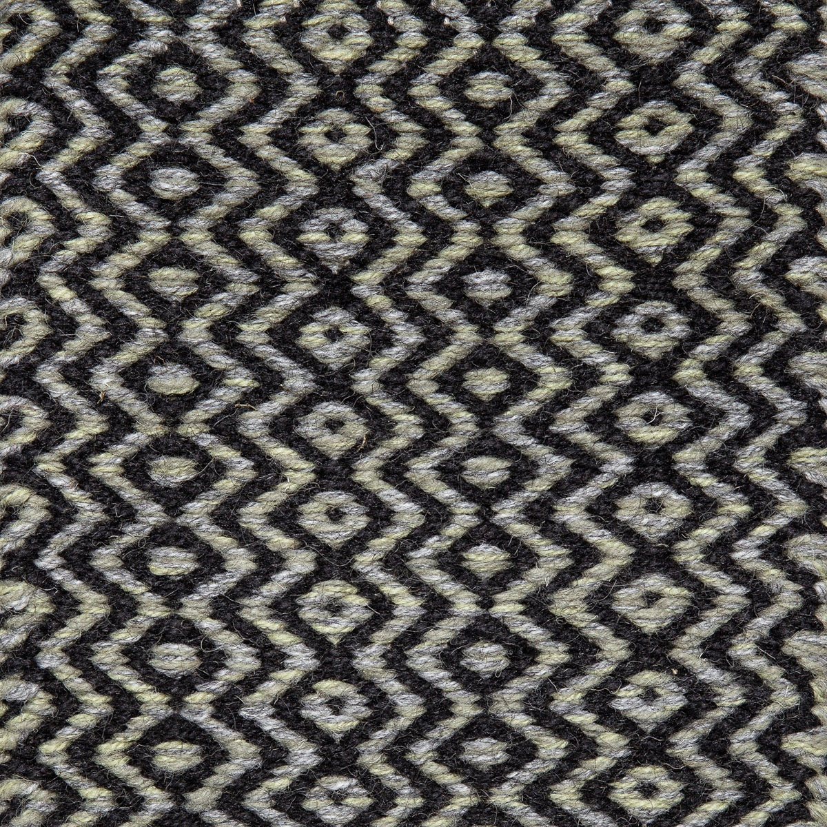 <p>FLAT Round Diamond Twill, 1 row - green mix 1025, 4015, 04, 2 row - black CH7878 on the natural yarn</p>