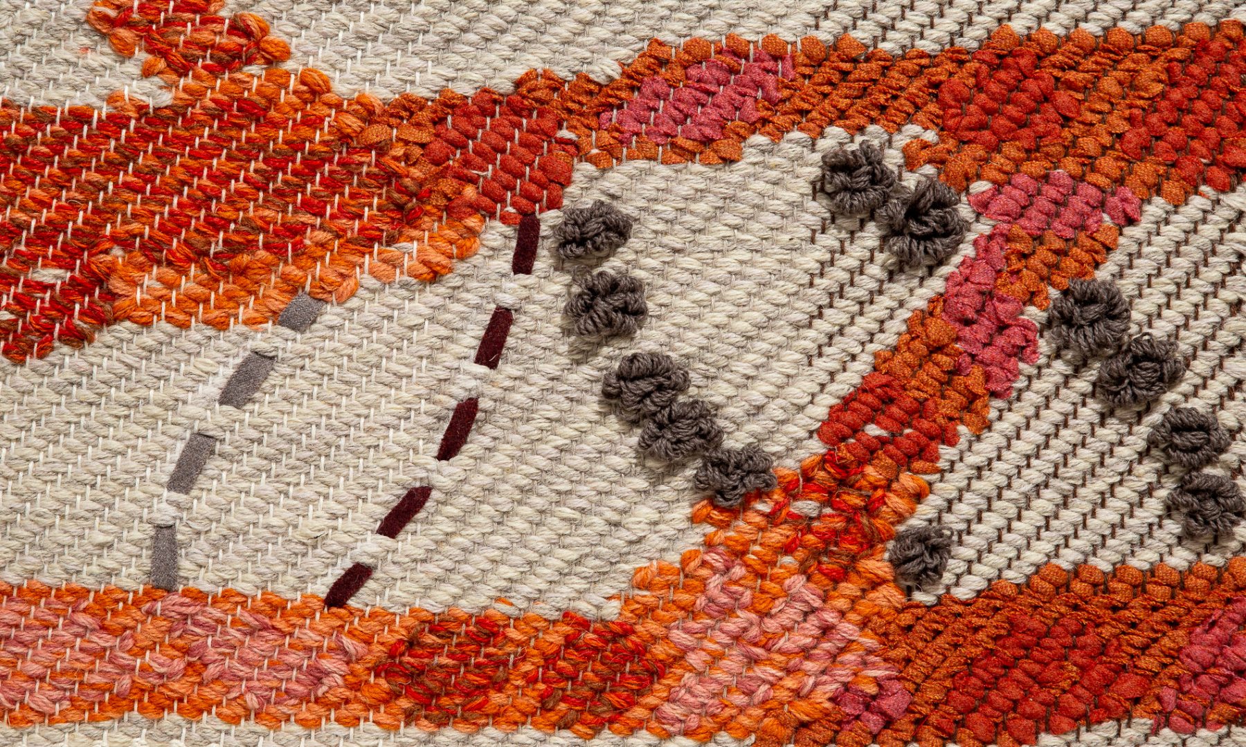 <p><meta charset="UTF-8"><meta charset="UTF-8"><span>FRAMMENTO - Coral created by Amy Katz, Herringbone (in one turn), Base in white mix 06, 12 and 1023, Organic Pattern "Trees": 1) Carpathian - main orange mix CH055, 2009, "Leaves" in pink mix 3013, 3019, 3010, ”Berries” in coral mix 3006, 3005, 6002; 2) Wool - main orange 0506, "Leaves" in pink 0445, ”Berries” in coral 0547; Circles: 1) in bouclé brown 1007, 2) in stitches dark plum 0488 and grey 0518, on the white, natural and brown yarn</span><br></p>