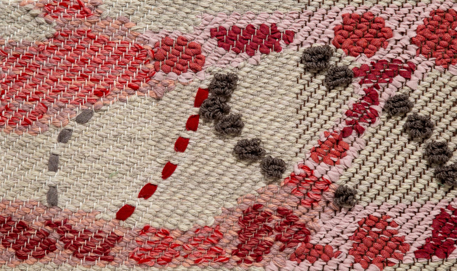 <p><meta charset="UTF-8"><meta charset="UTF-8"><span>FRAMMENTO - Pink created by Amy Katz, Herringbone (in one turn), Base in white mix 06, 12 and 1023, Organic Pattern "Trees": 1) Carpathian - main light pink mix 3013, CH1212, "Leaves" in wine mix 3011, 3010, ”Berries” in pink mix CH048, 3007, 3003; 2) Wool - main light pink H737, "Leaves" in wine 0503, ”Berries” in pink 0445; Circles: 1) in bouclé brown 1007, 2) in stitches red H477 and grey 0518, on the white, natural and brown yarn</span><br></p>